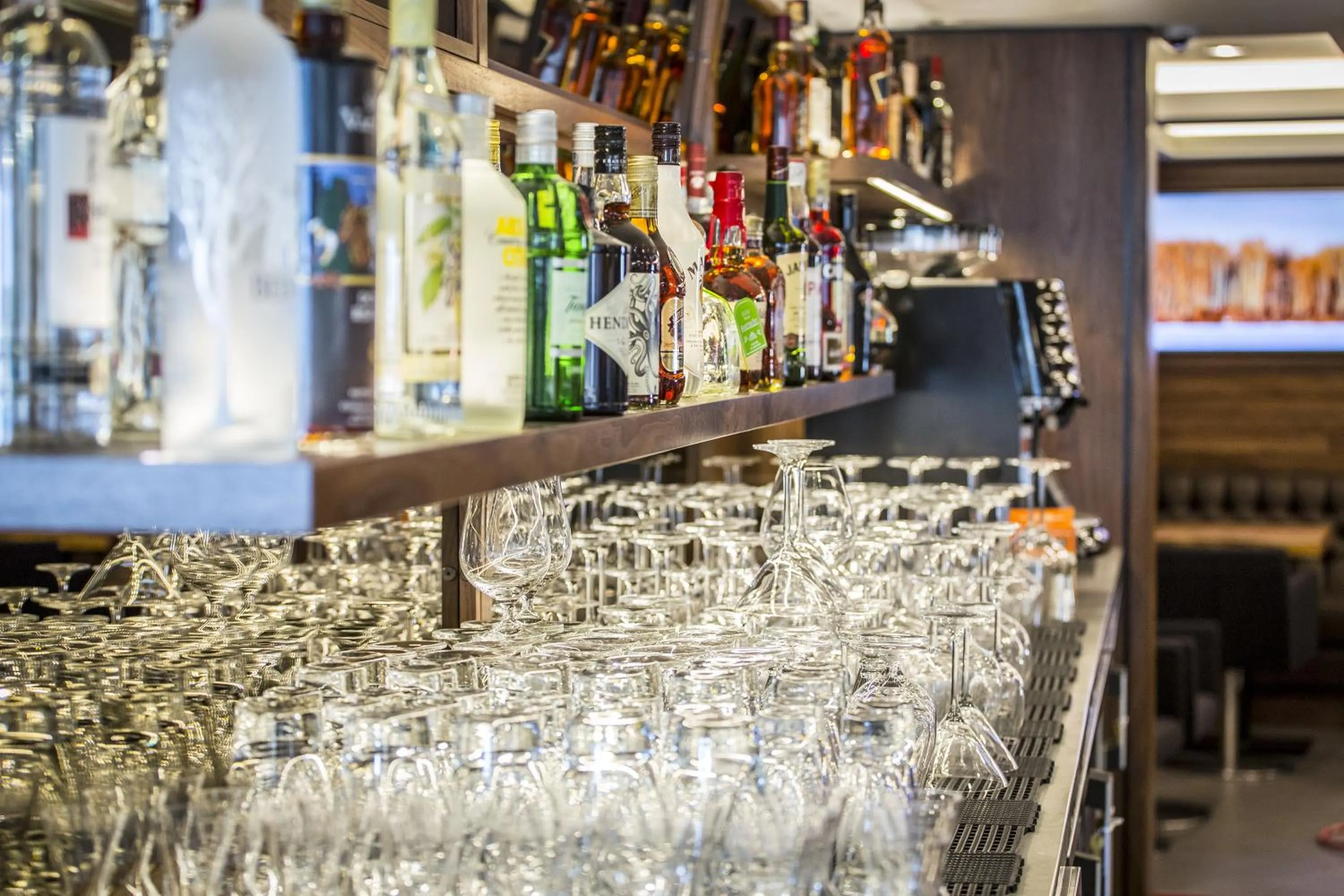 Lounge or bar in Qualicum Beach Inn
