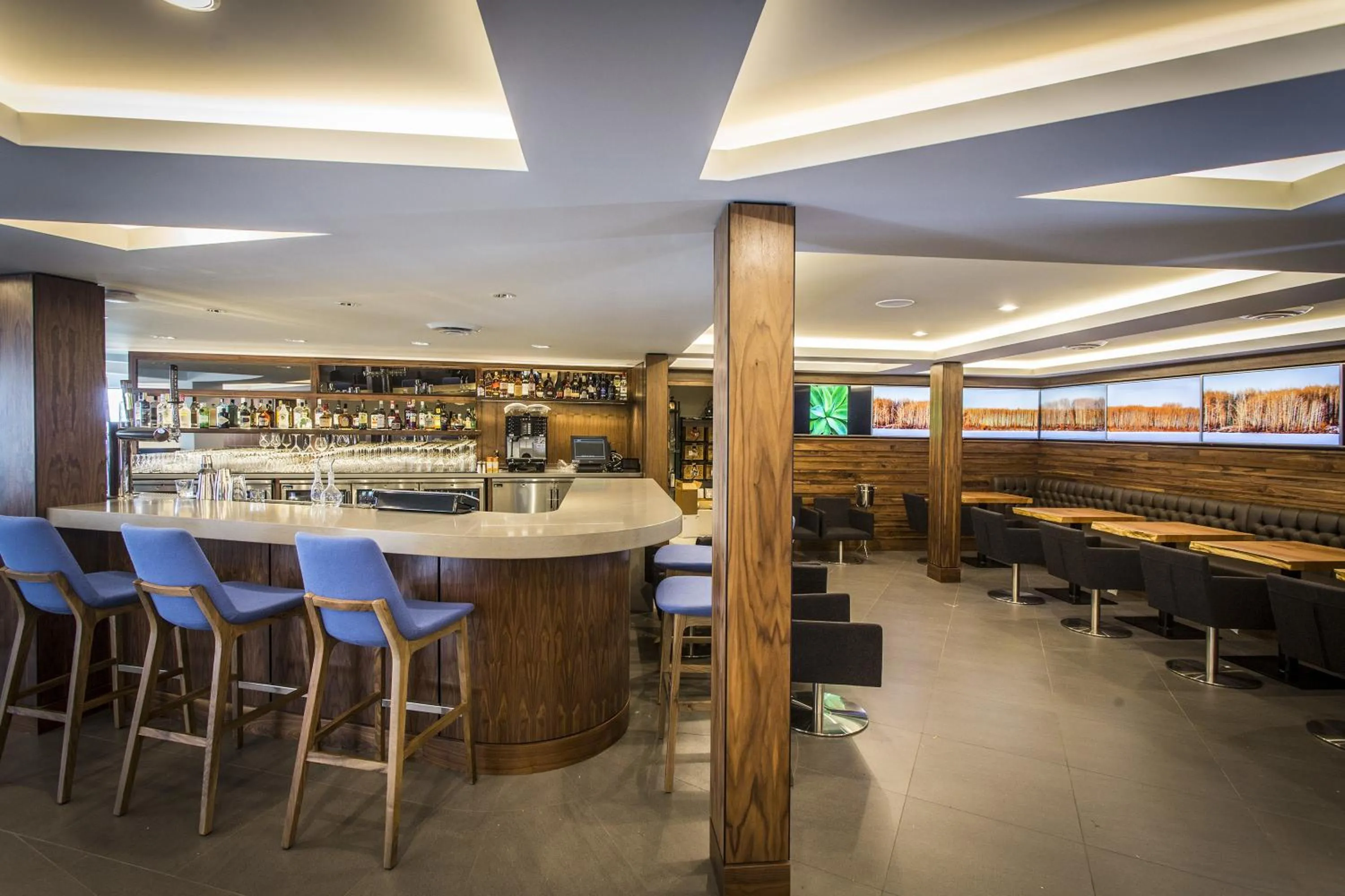 Lounge or bar in Qualicum Beach Inn