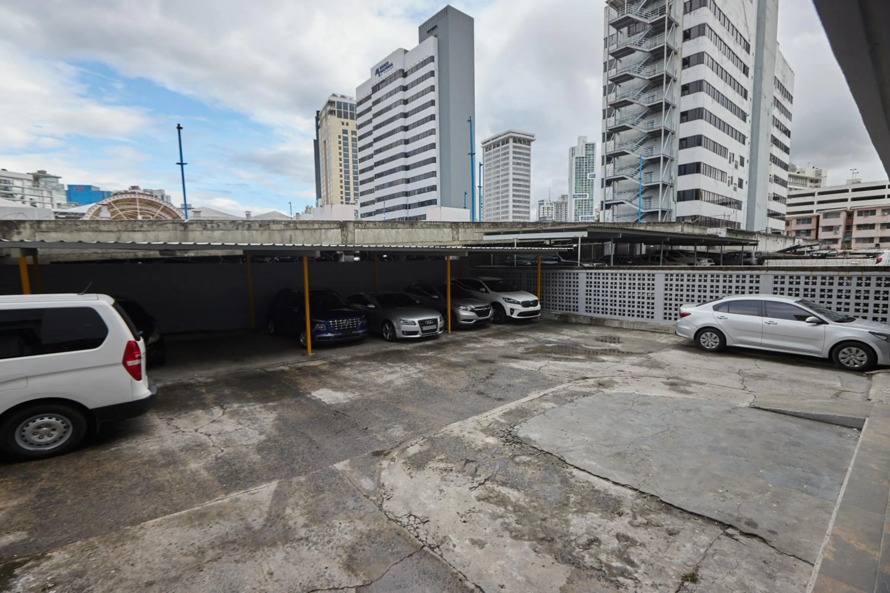 Property building in Metro Hotel Panama