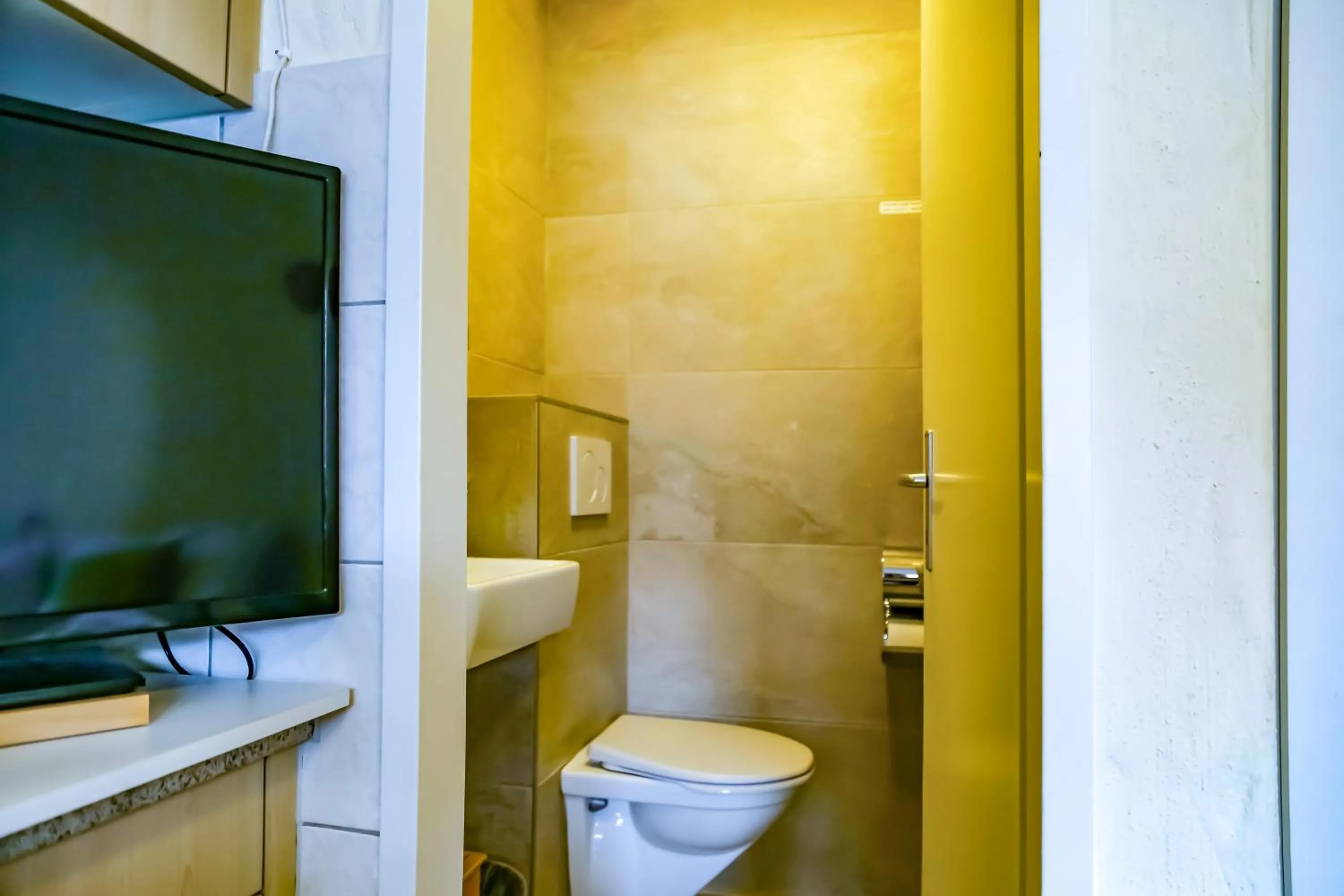 Toilet in Hotel Lakeview bei Interlaken