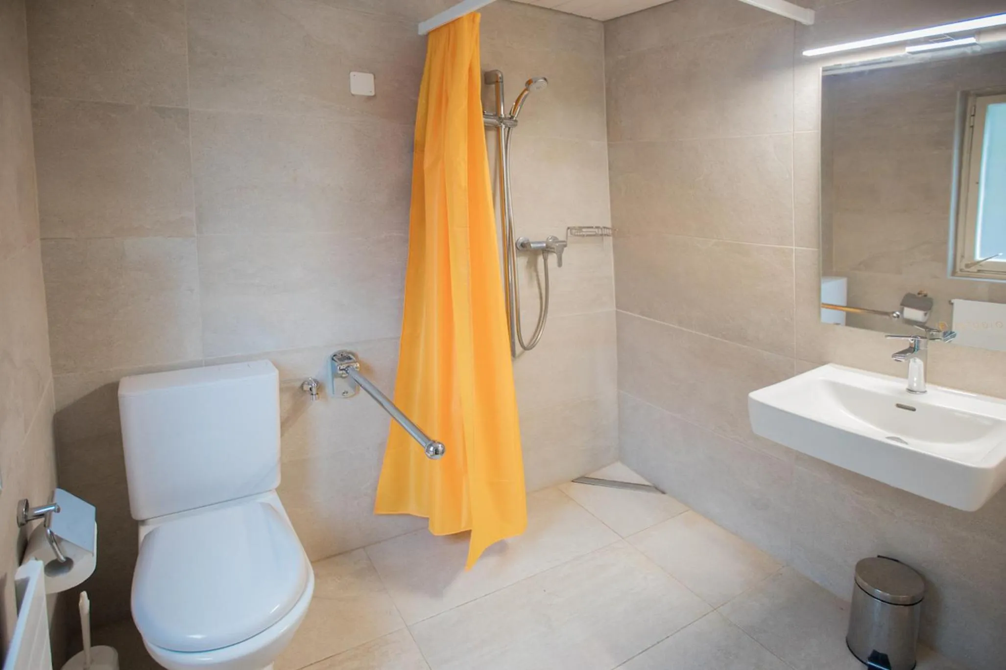 Shower in Hotel Lakeview bei Interlaken