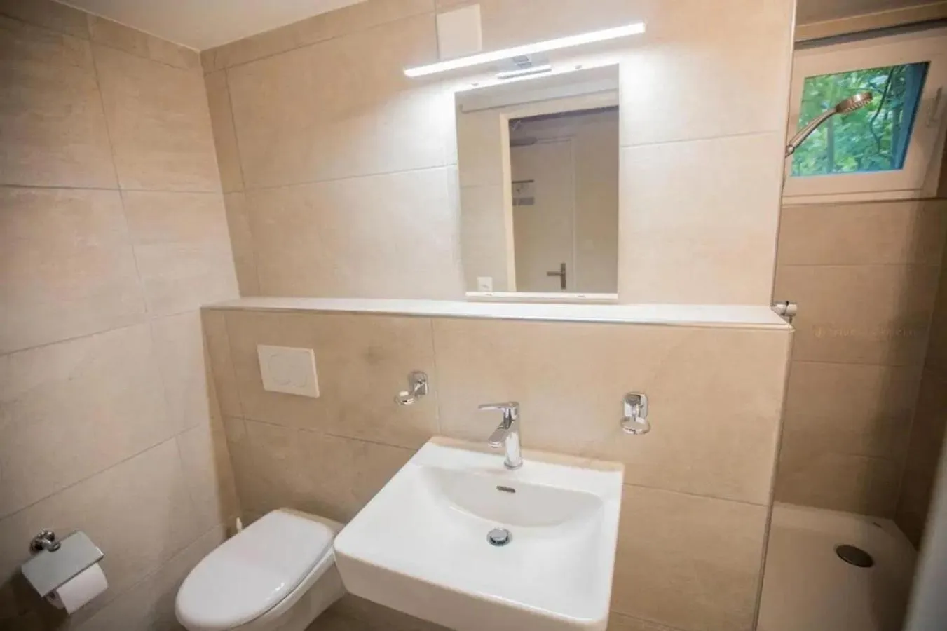 Shower in Hotel Lakeview bei Interlaken