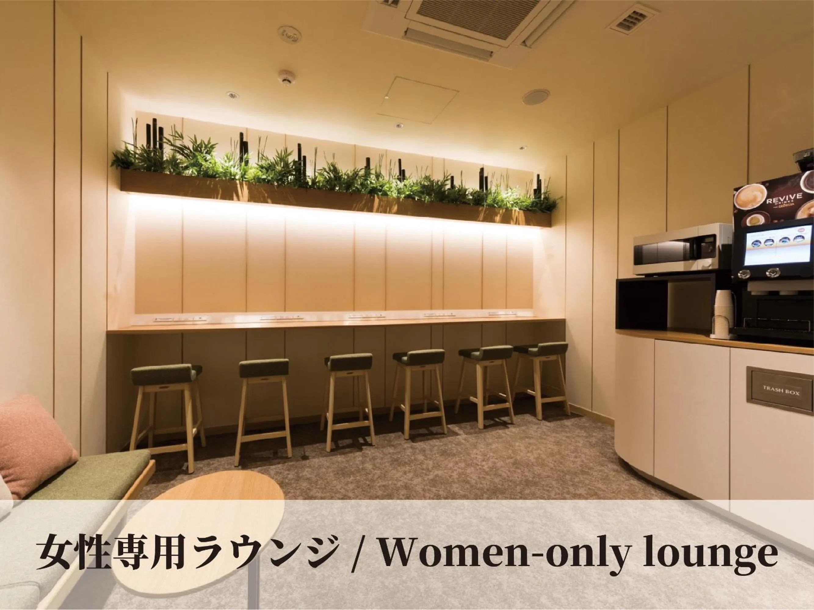 Communal lounge/ TV room in Glansit Kyoto Kawaramachi