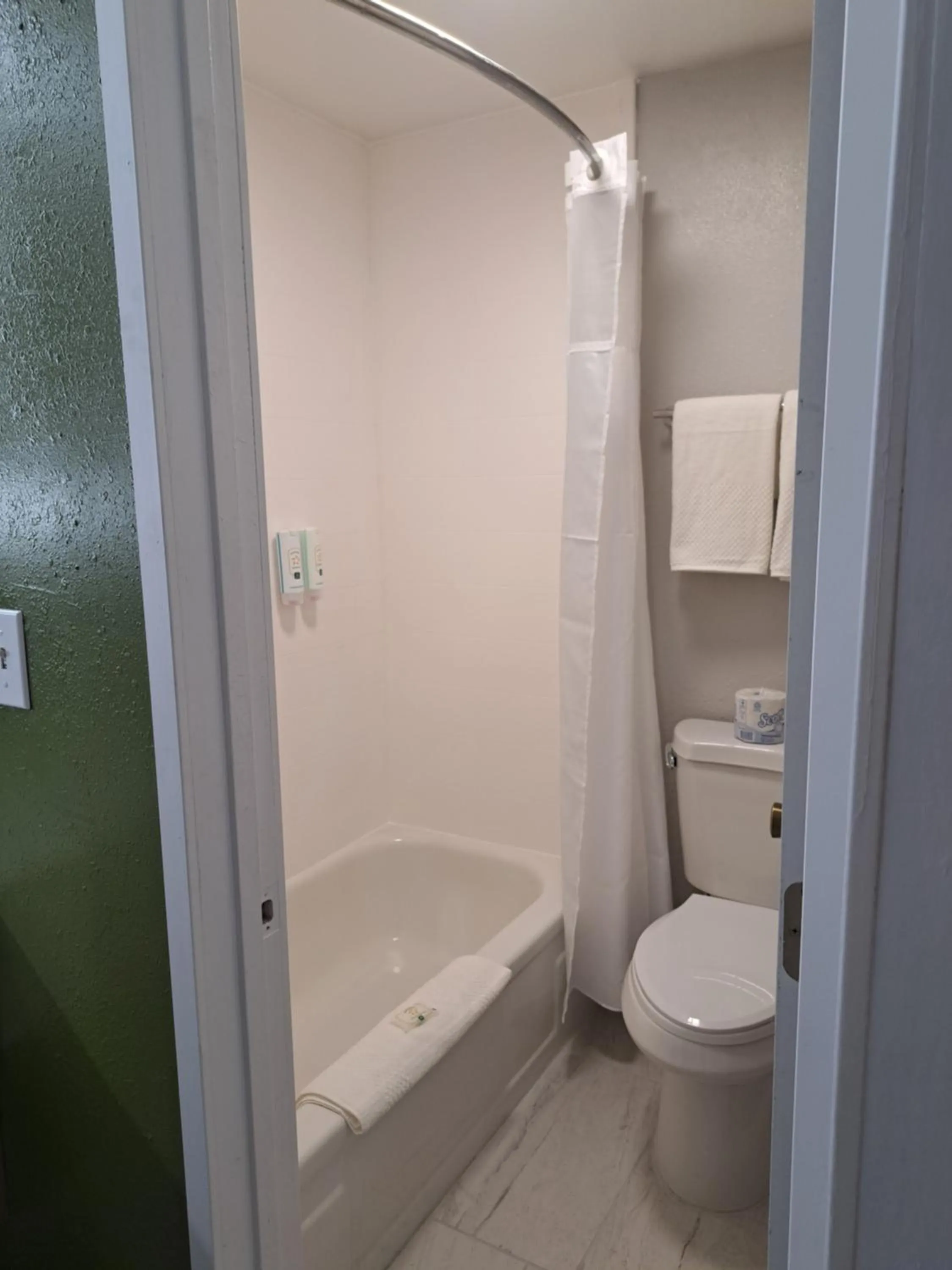 Shower in Quality Inn