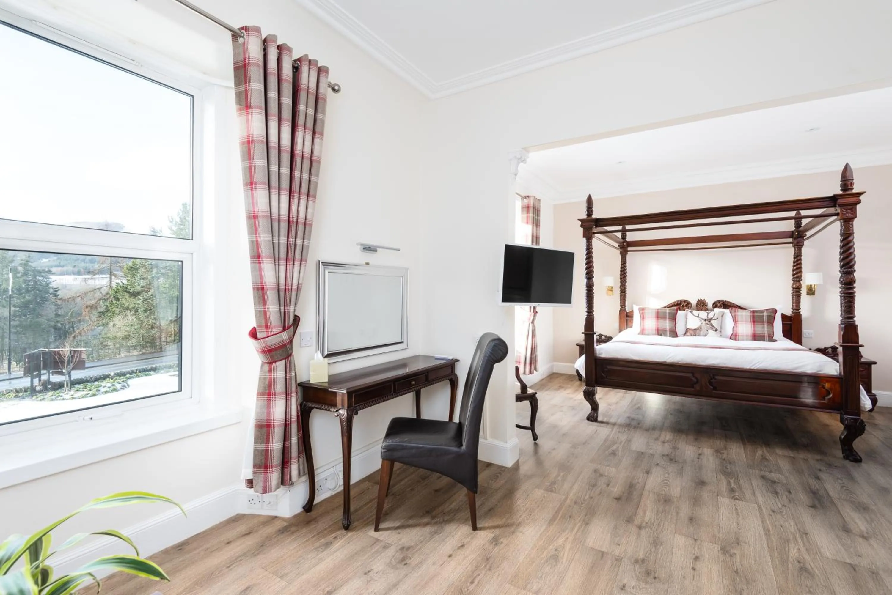 Bed in The Claymore Guest House