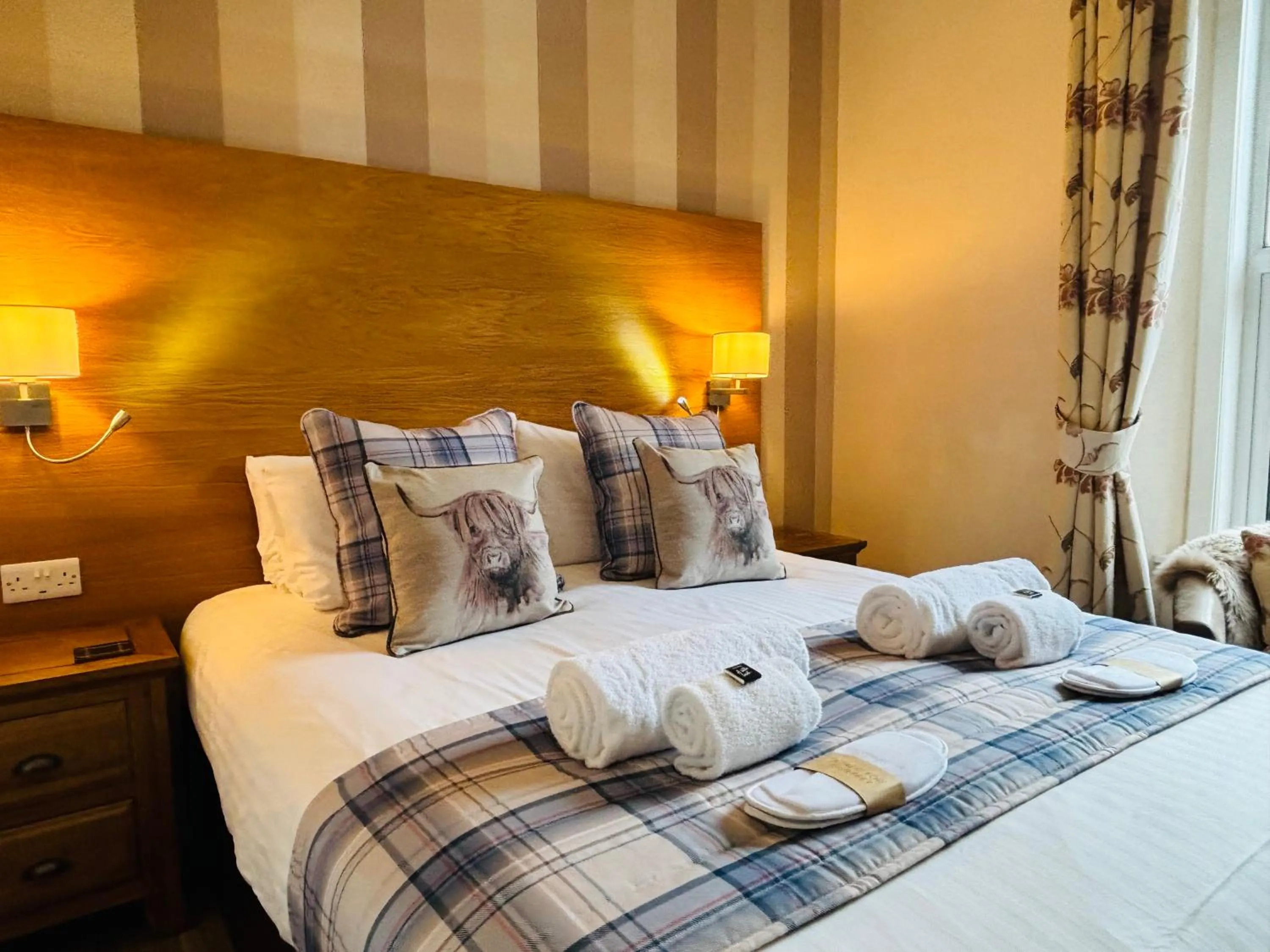 Bed in The Claymore Guest House