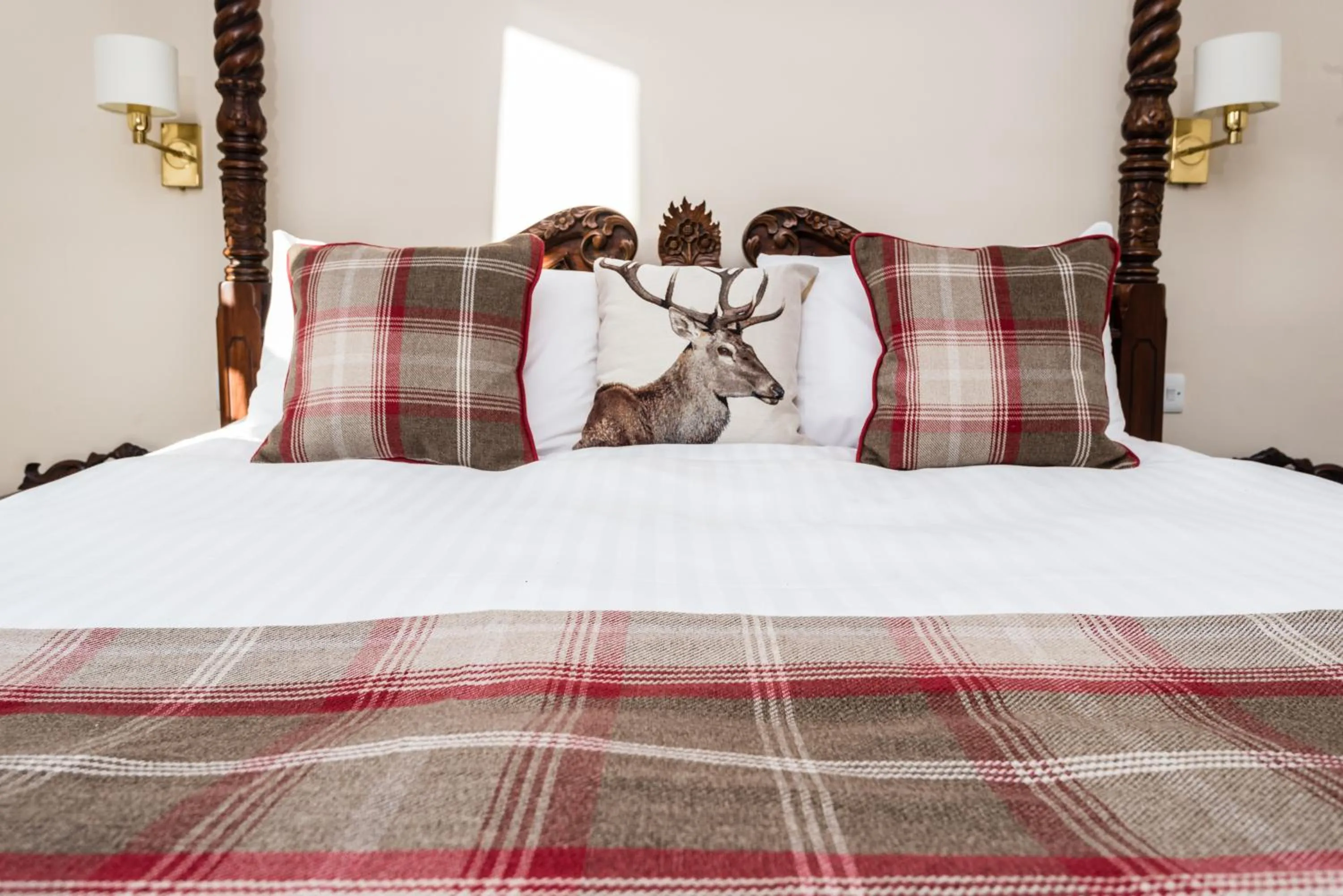 Bed in The Claymore Guest House