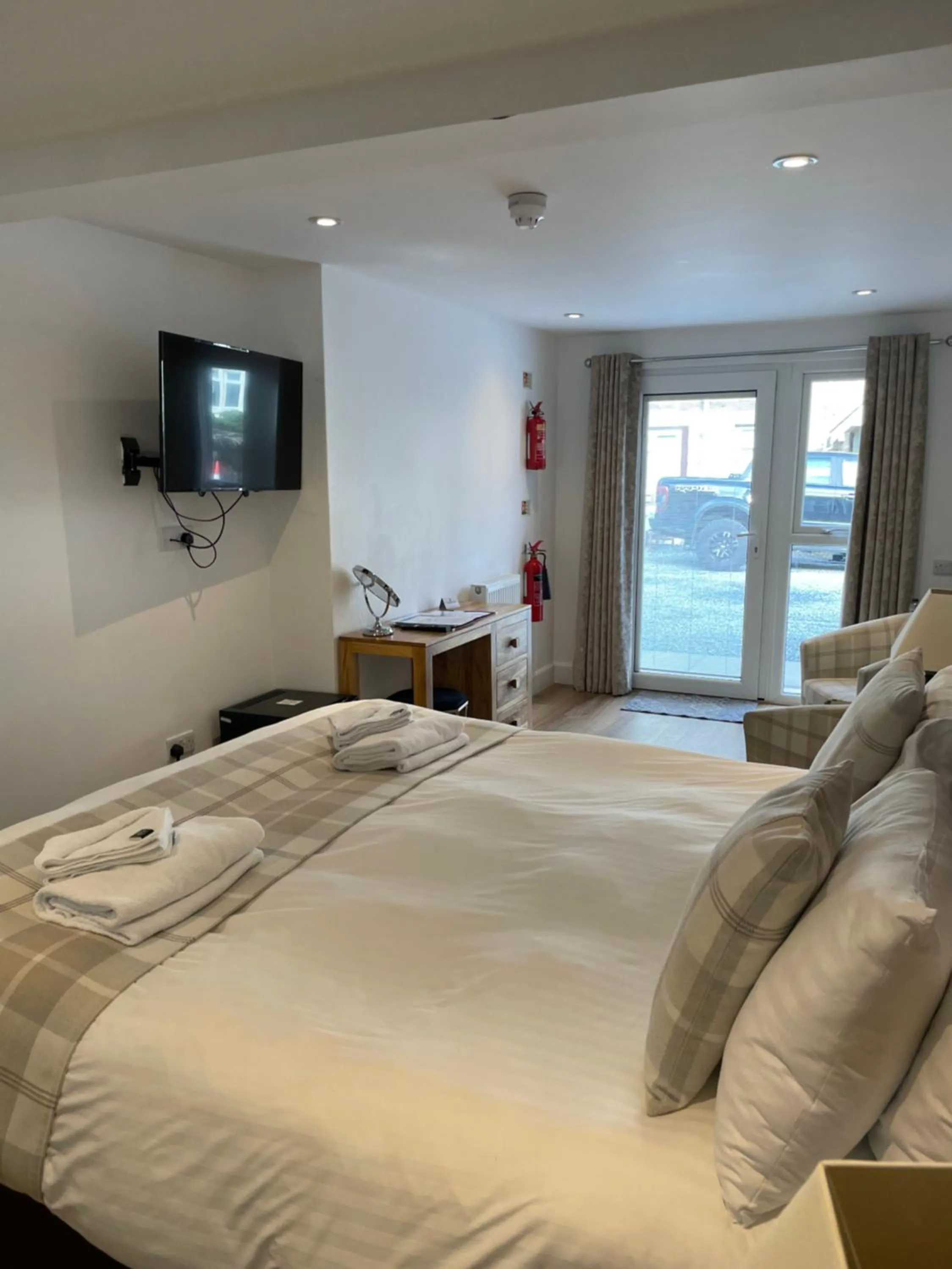 Bed in The Claymore Guest House