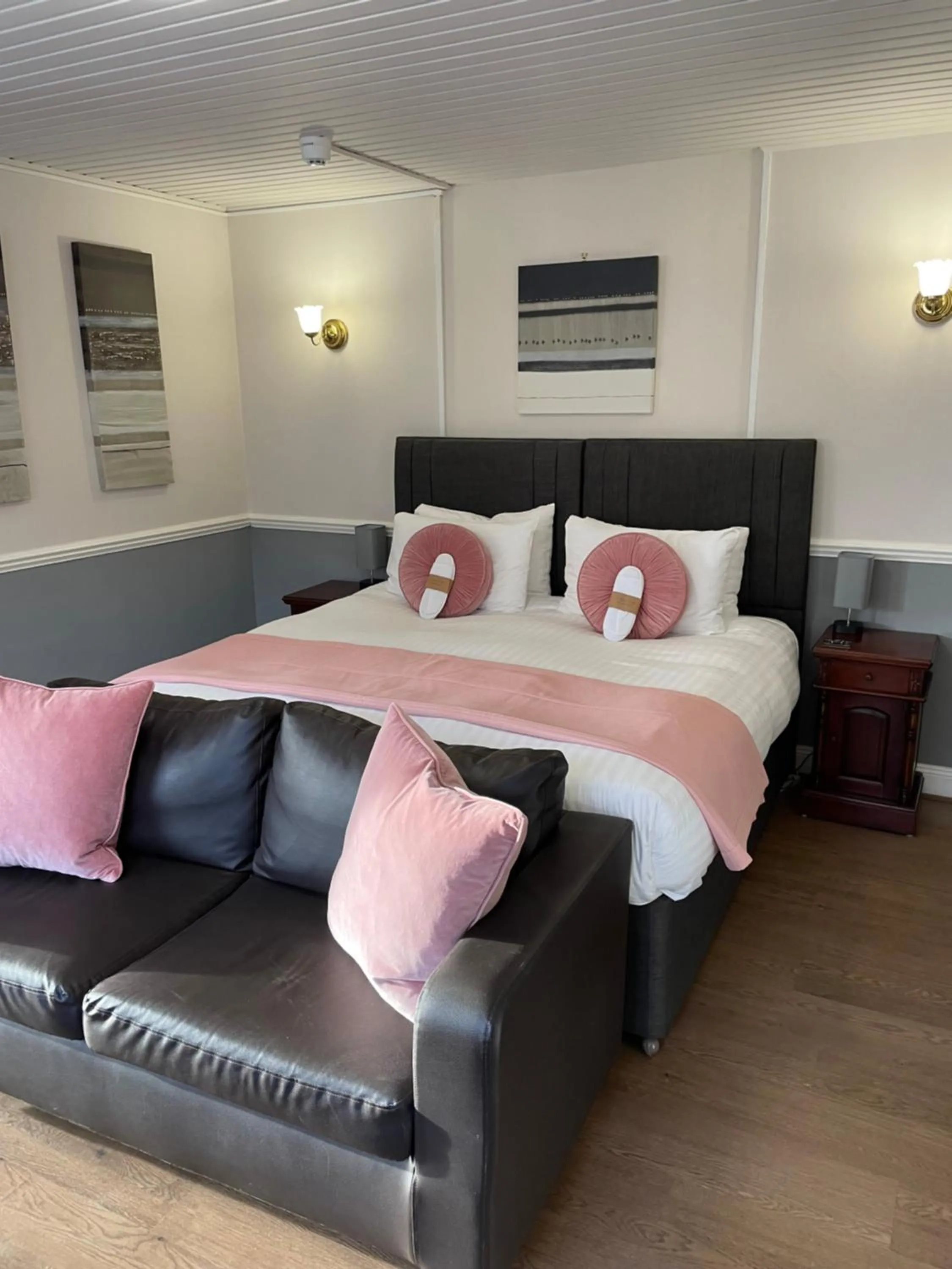 Bed in The Claymore Guest House