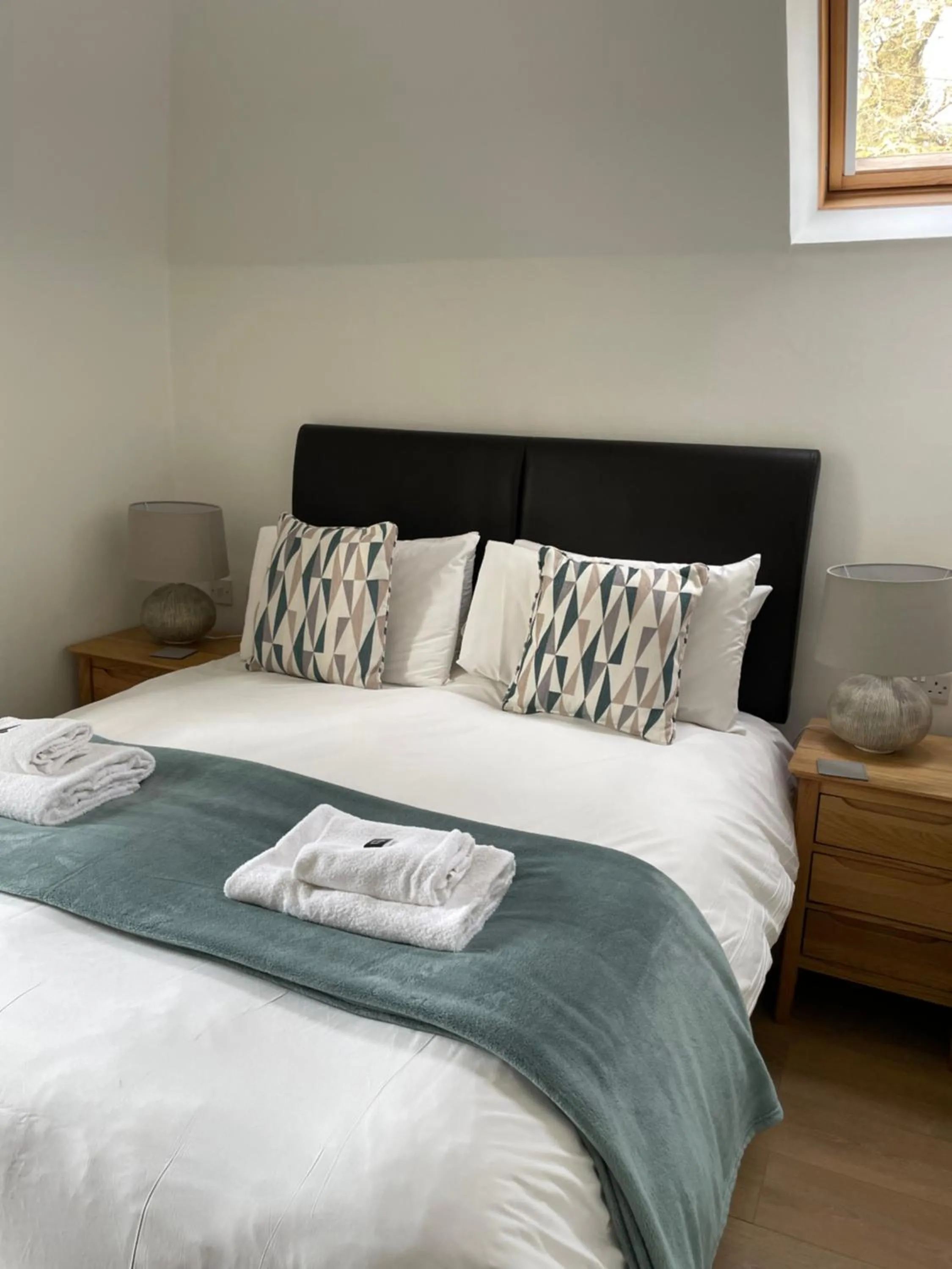 Bed in The Claymore Guest House