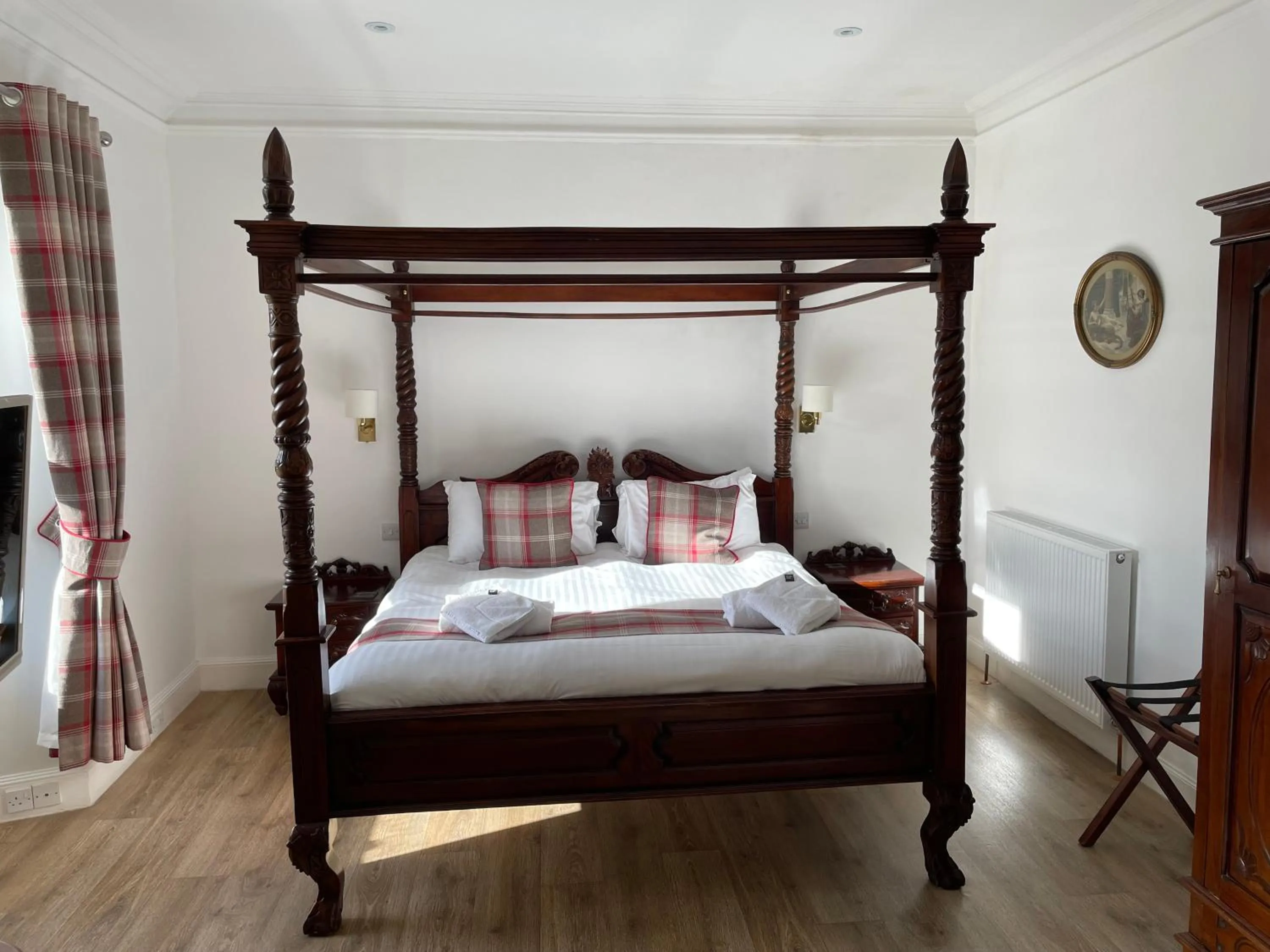 Bed in The Claymore Guest House