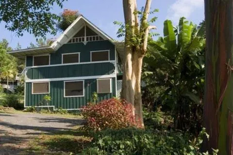 Property building in Ka'awa Loa Plantation