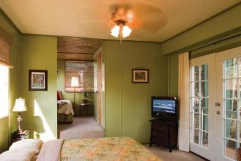 Decorative detail, Bed in Ka'awa Loa Plantation