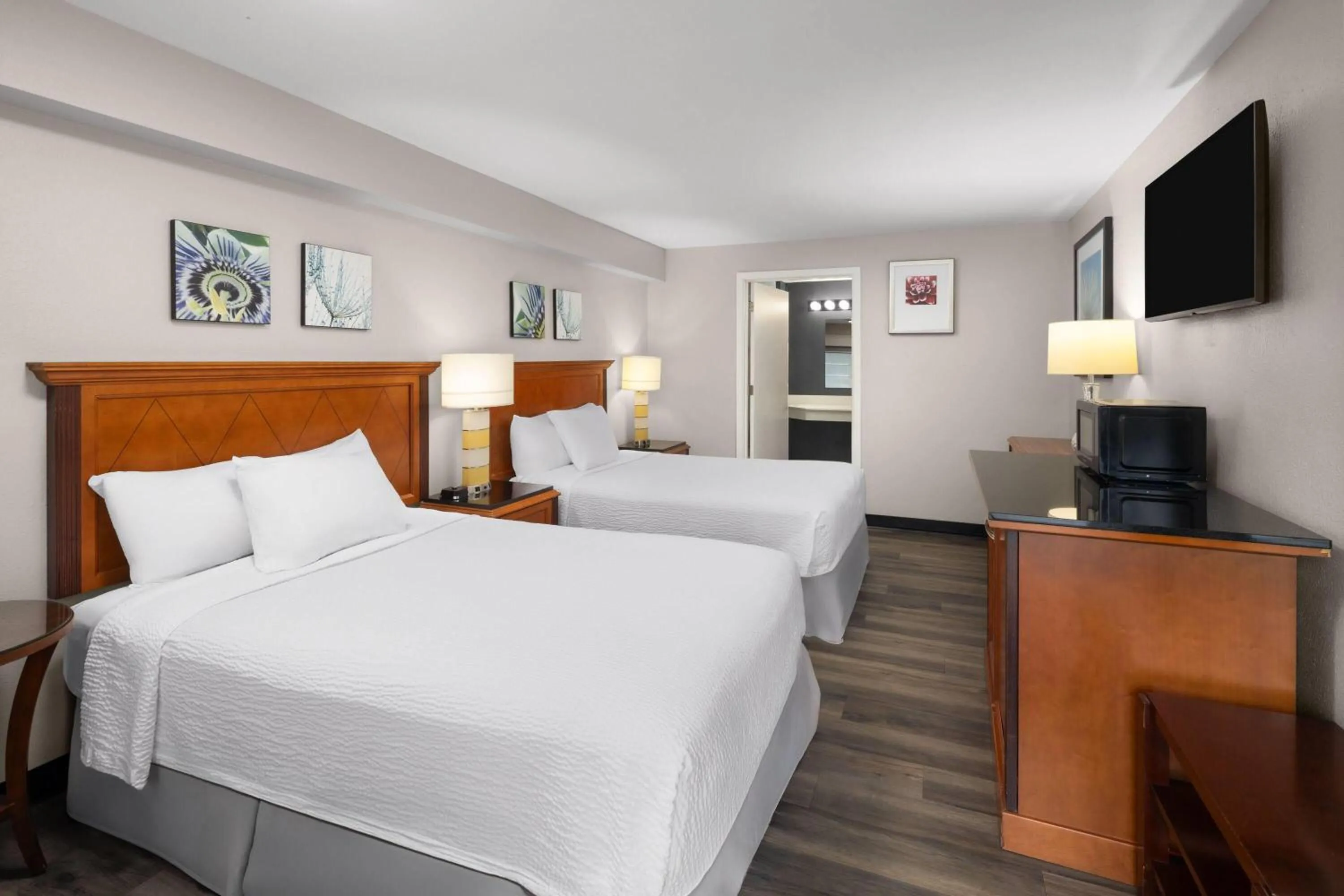 Photo of the whole room, Bed in Basecamp Puyallup a Travelodge by Wyndham