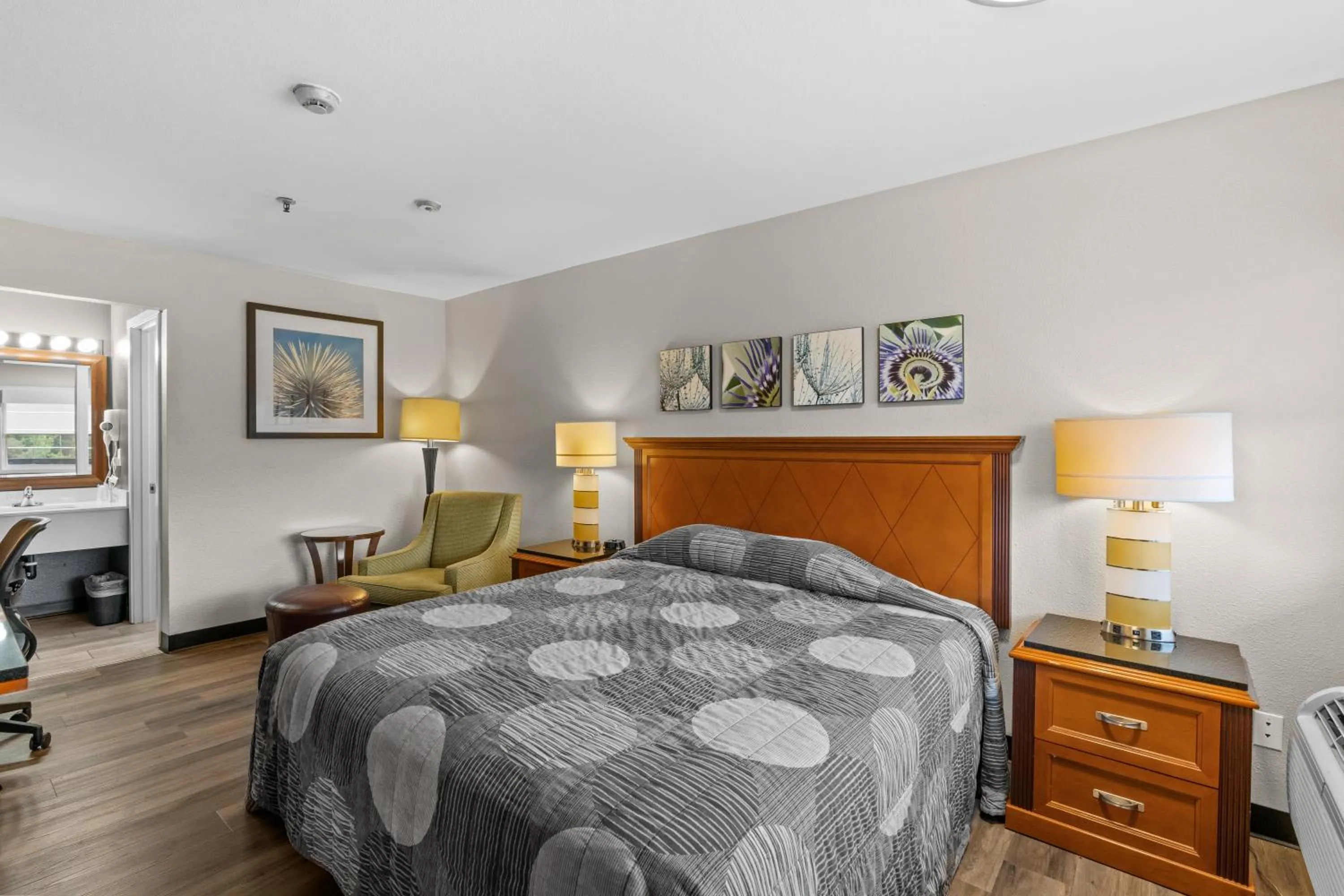 Bedroom, Bed in Basecamp Puyallup a Travelodge by Wyndham