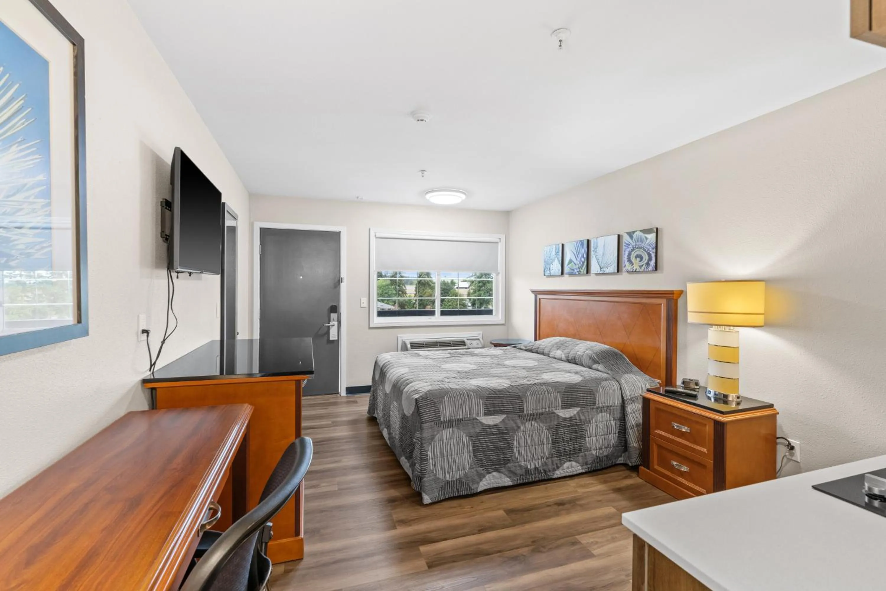 Bed in Basecamp Puyallup a Travelodge by Wyndham