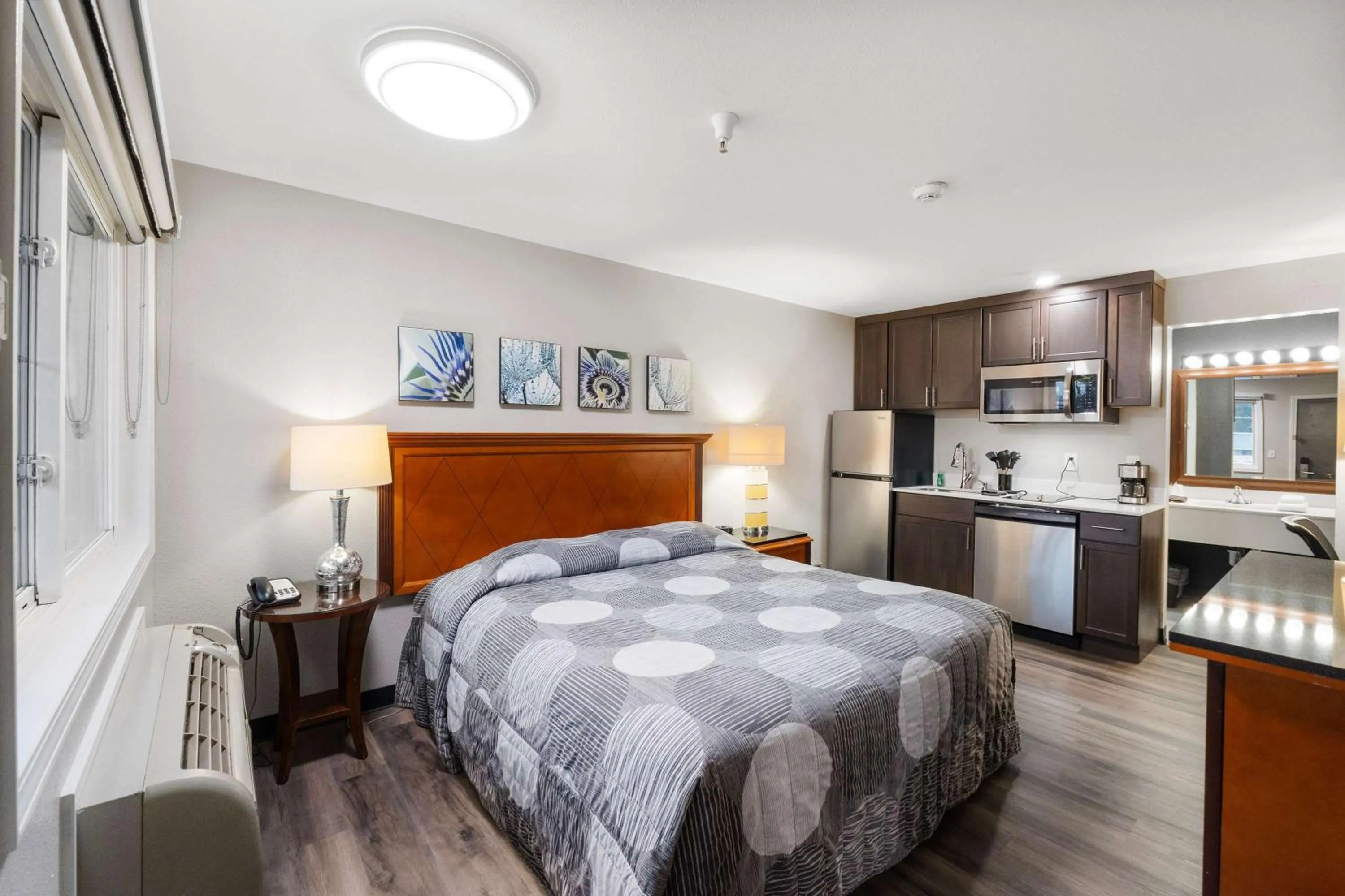 Photo of the whole room, Bed in Basecamp Puyallup a Travelodge by Wyndham