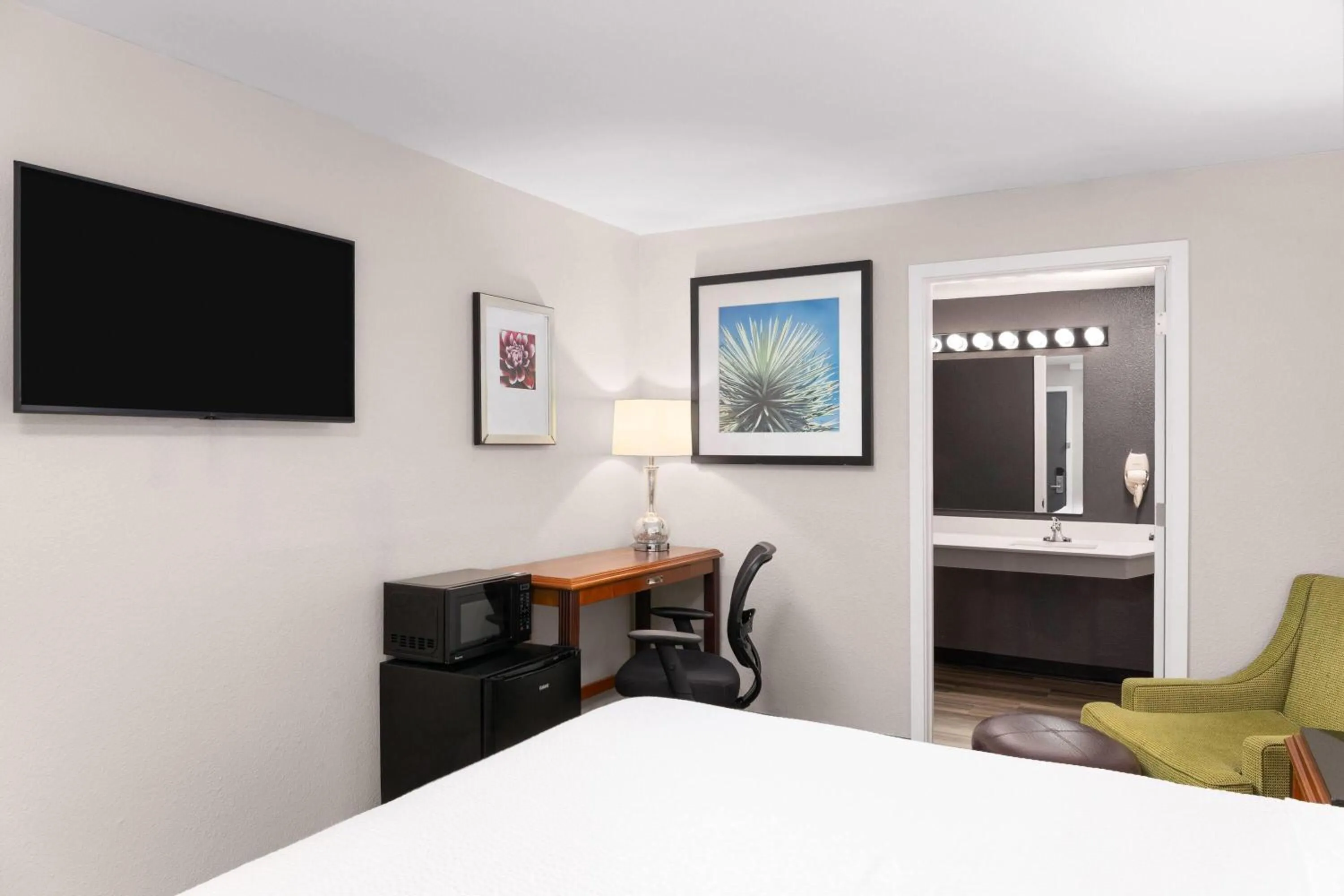 Photo of the whole room, Bed in Basecamp Puyallup a Travelodge by Wyndham