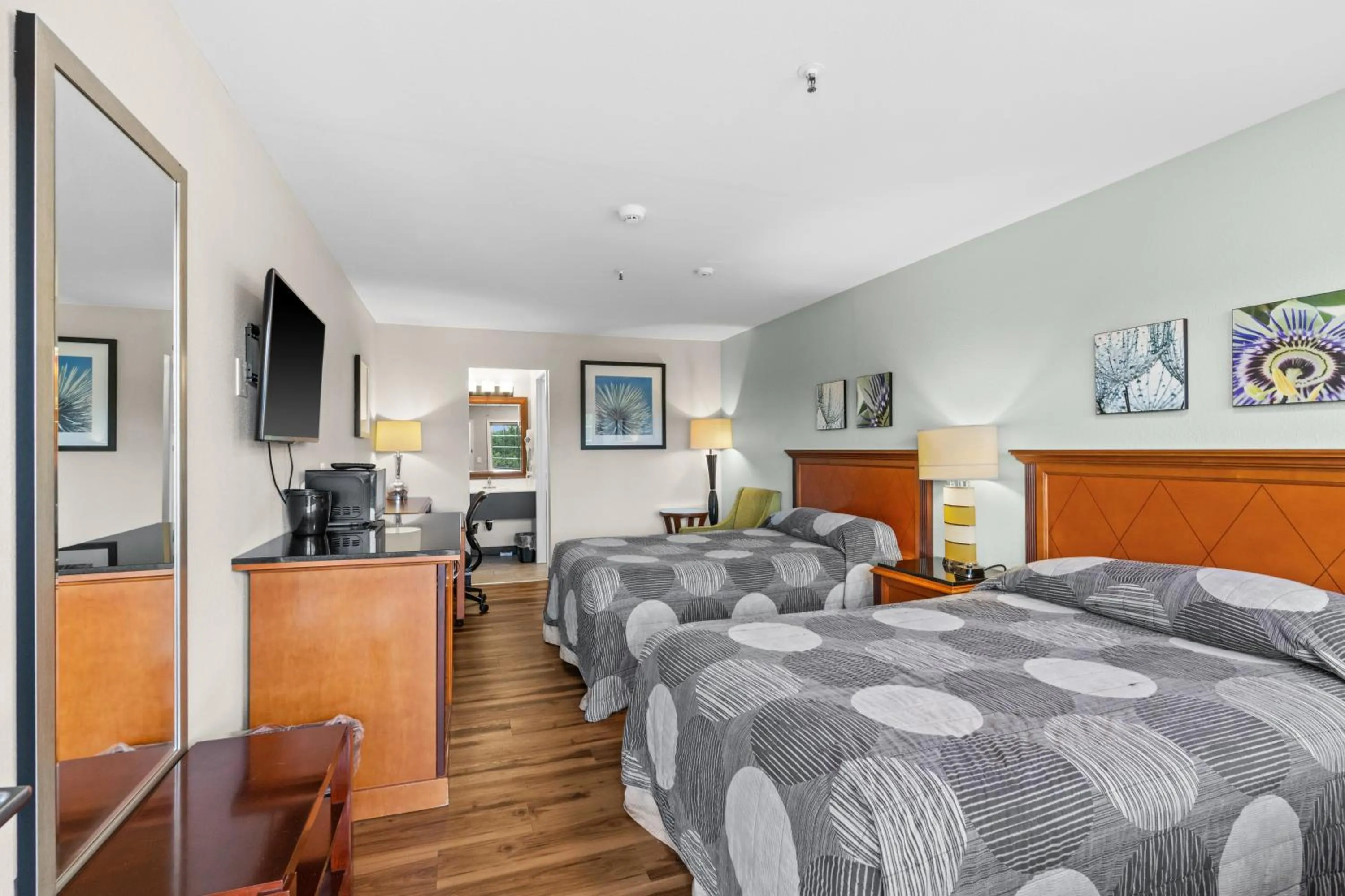 Bedroom, Bed in Basecamp Puyallup a Travelodge by Wyndham