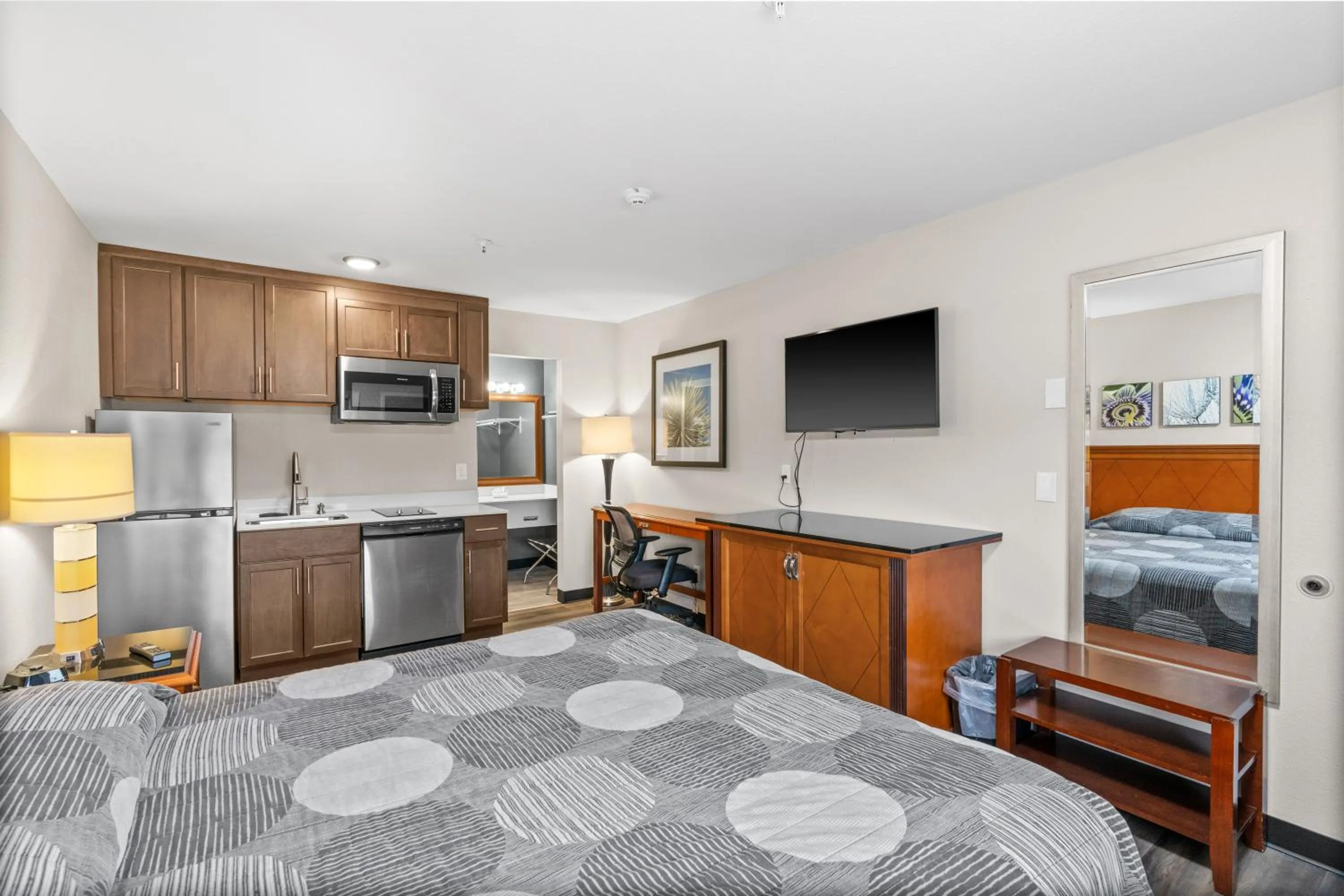 Bedroom, Bed in Basecamp Puyallup a Travelodge by Wyndham