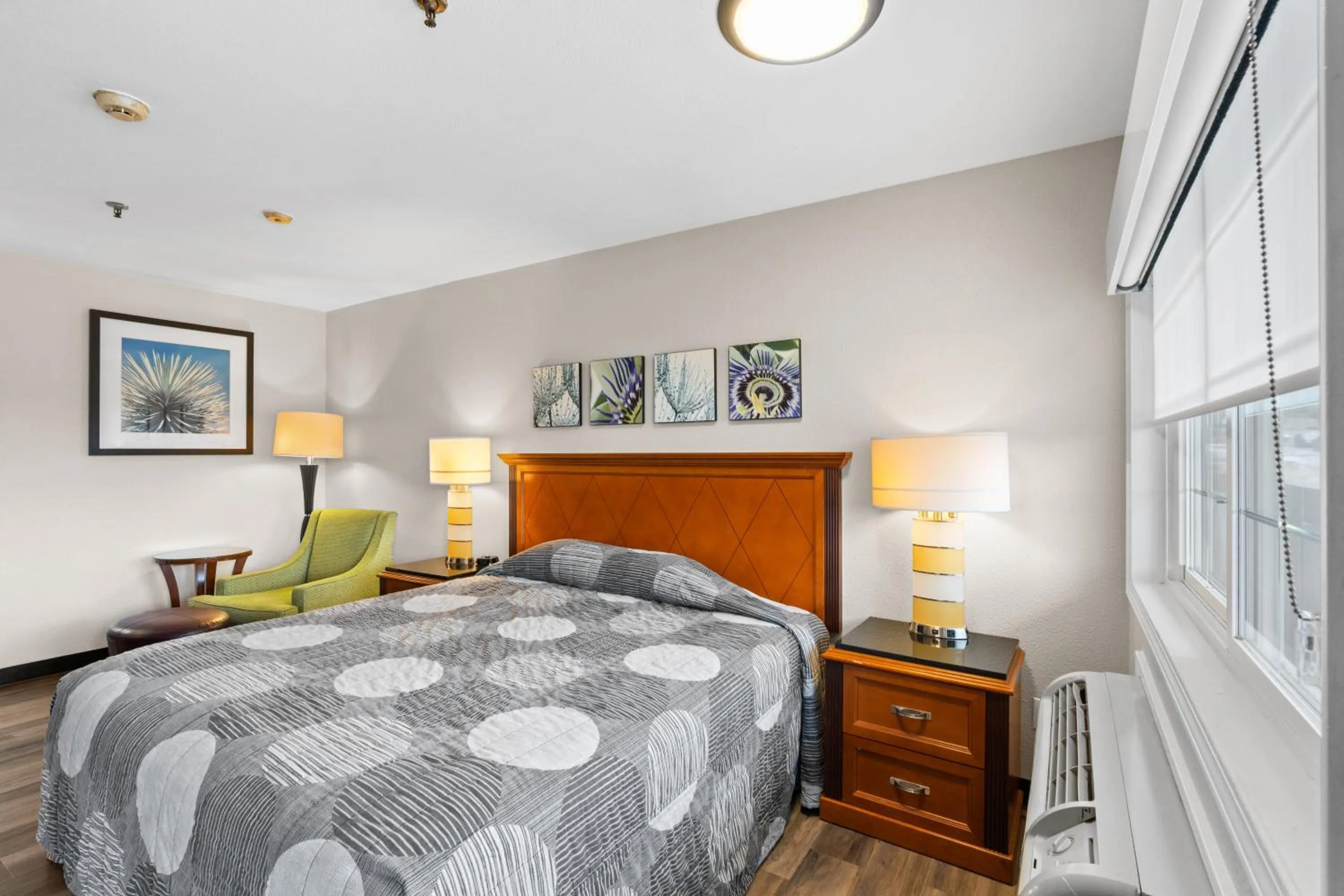 Bedroom, Bed in Basecamp Puyallup a Travelodge by Wyndham