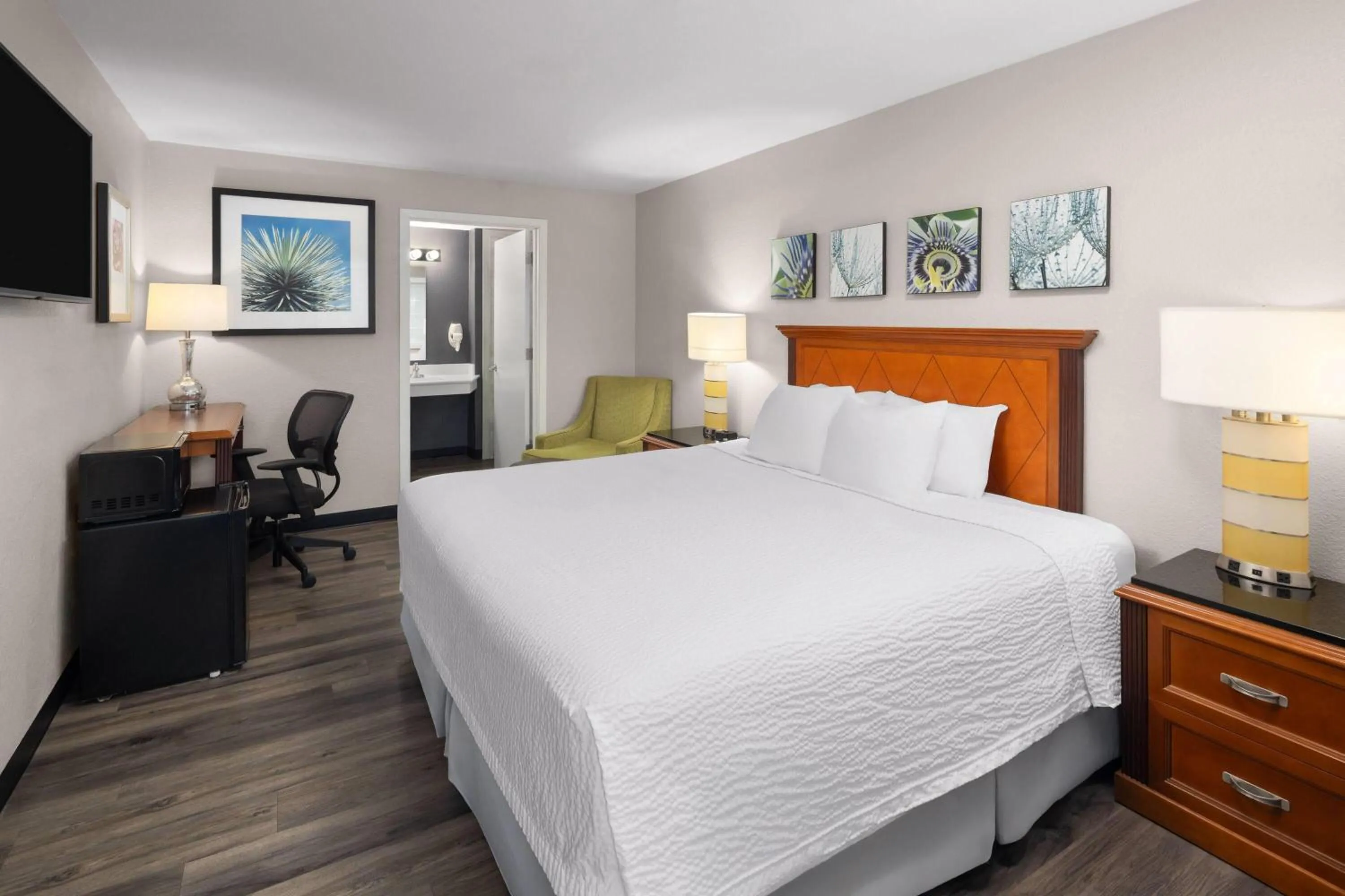 Photo of the whole room, Bed in Basecamp Puyallup a Travelodge by Wyndham