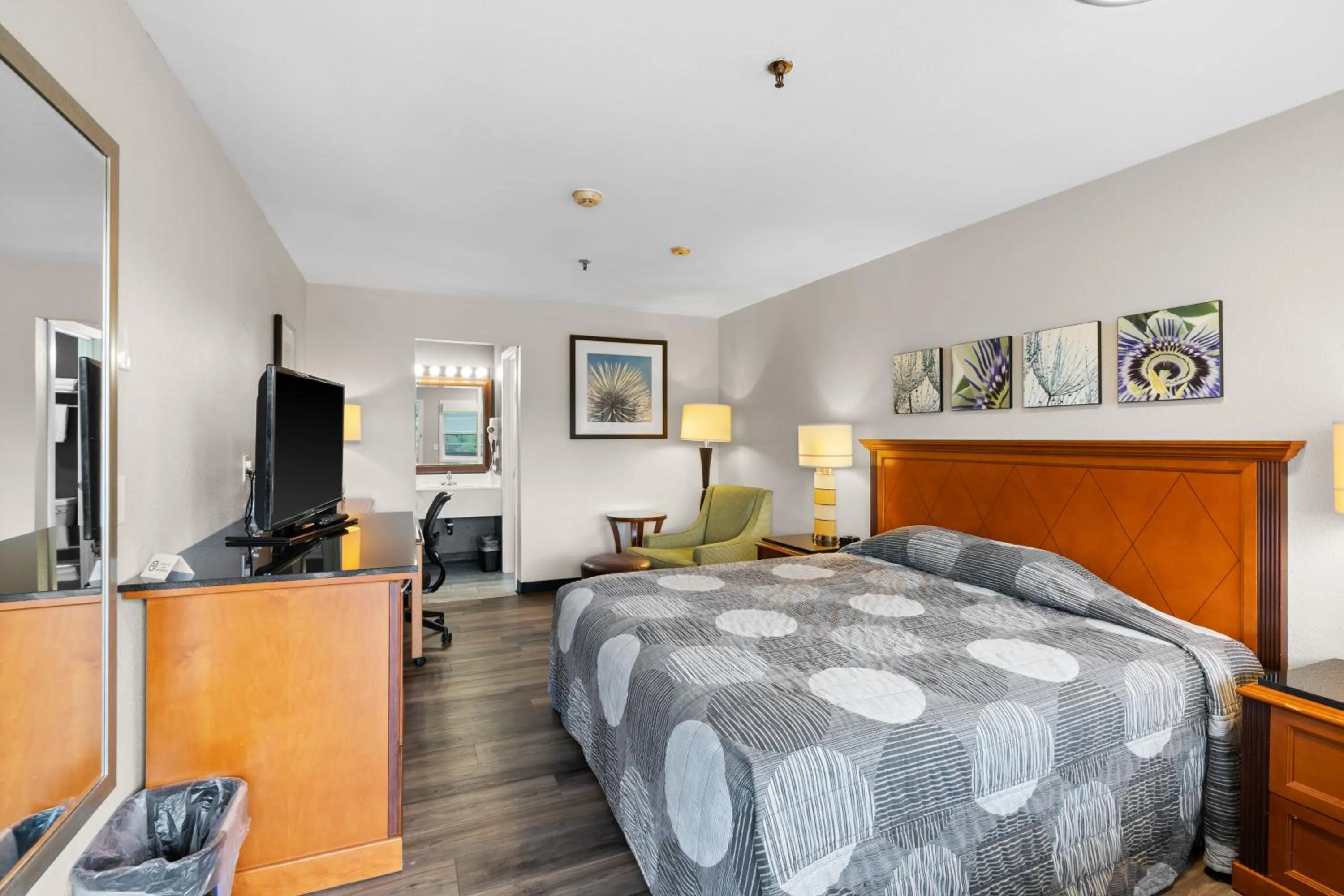 Bedroom, Bed in Basecamp Puyallup a Travelodge by Wyndham