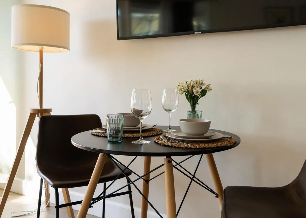 Dining area, TV/Entertainment Center in Laguna Beach Lodge