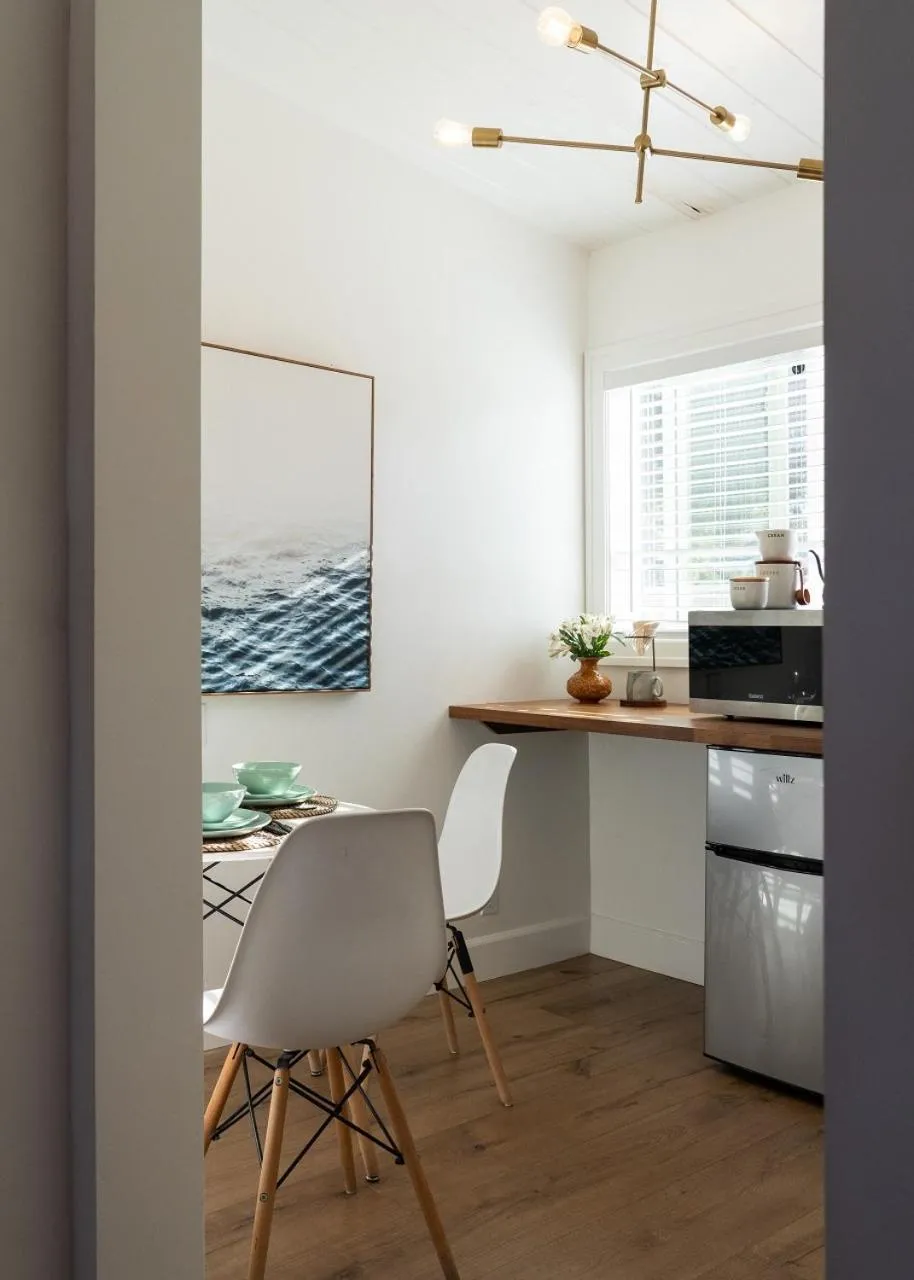 Dining area, Kitchen/Kitchenette in Laguna Beach Lodge