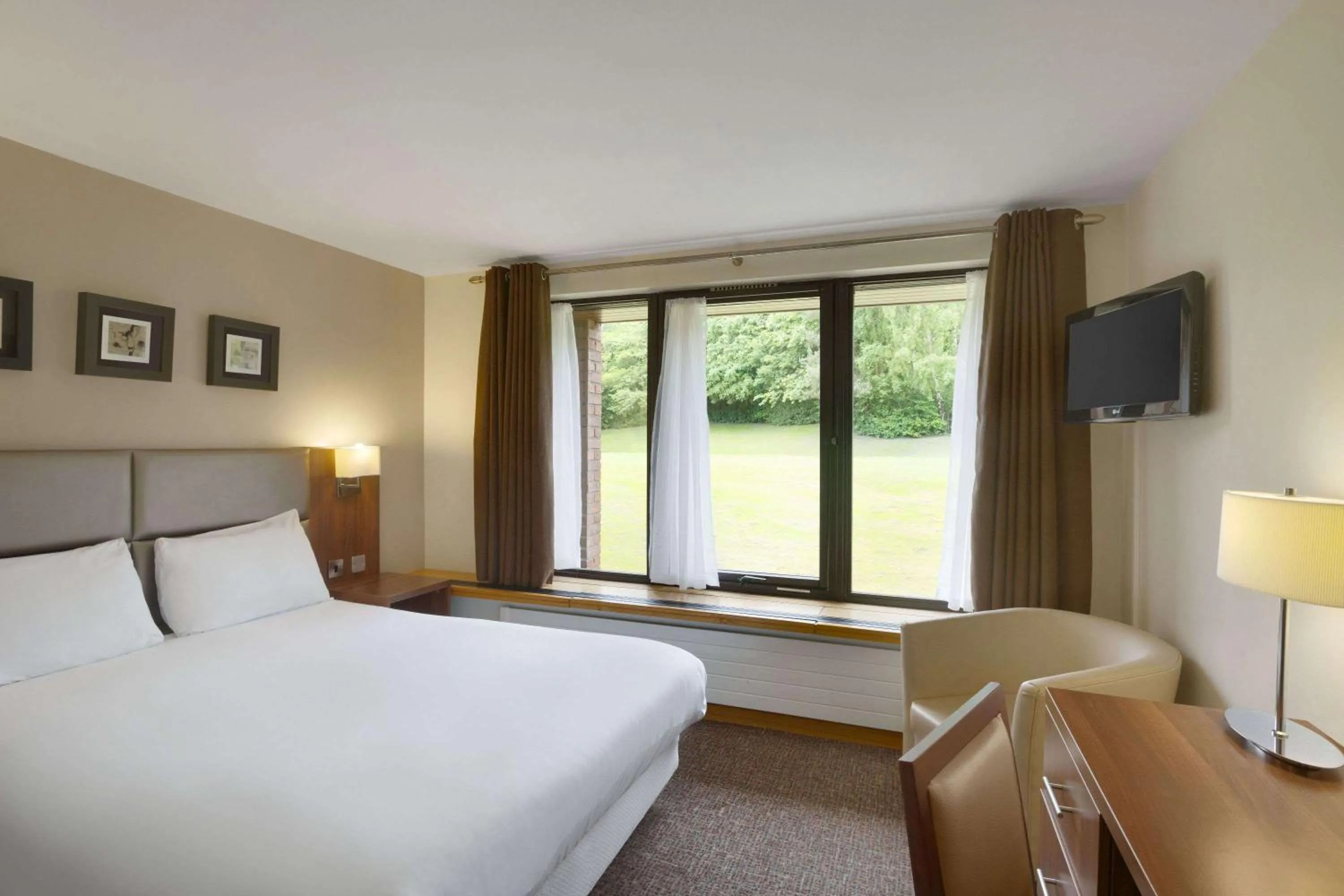 Photo of the whole room, Bed in Ramada Telford Ironbridge