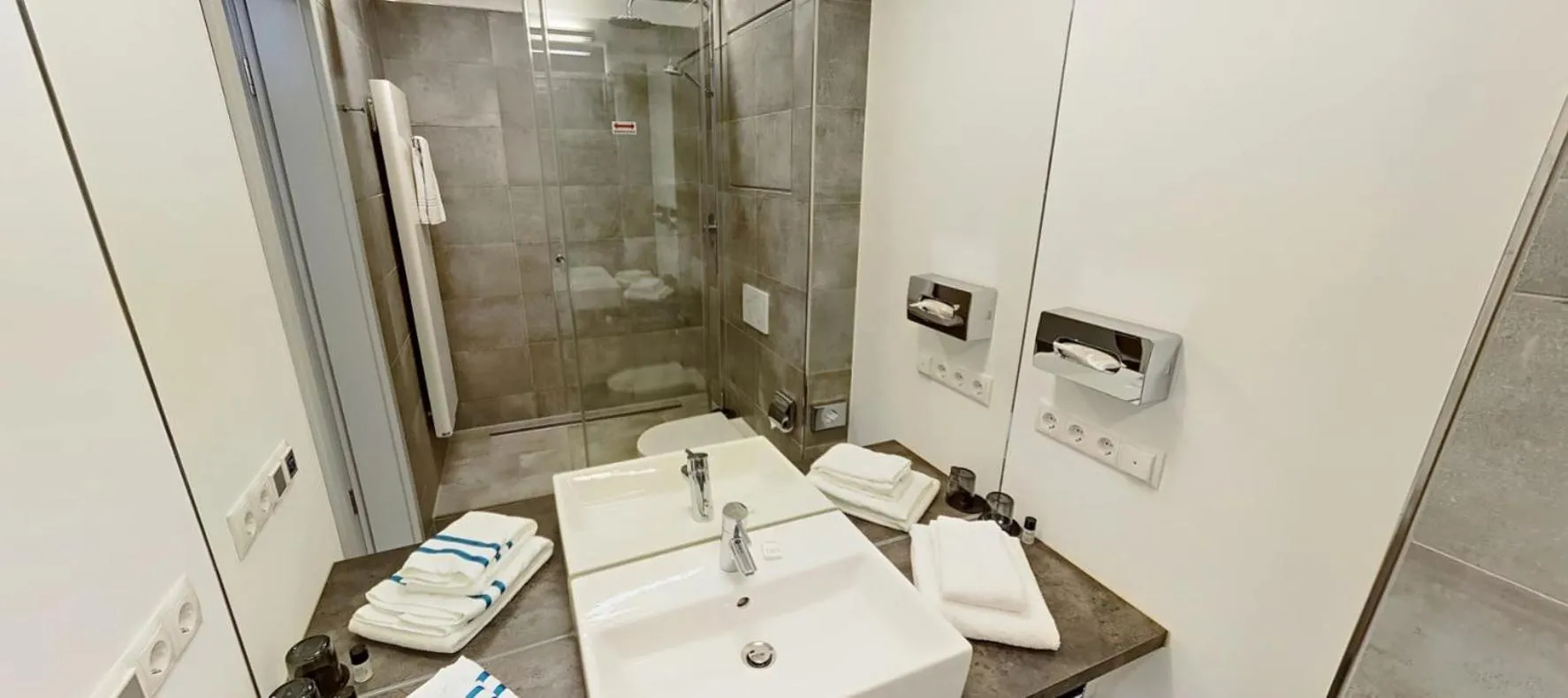 Bathroom in Boardinghouse Emden