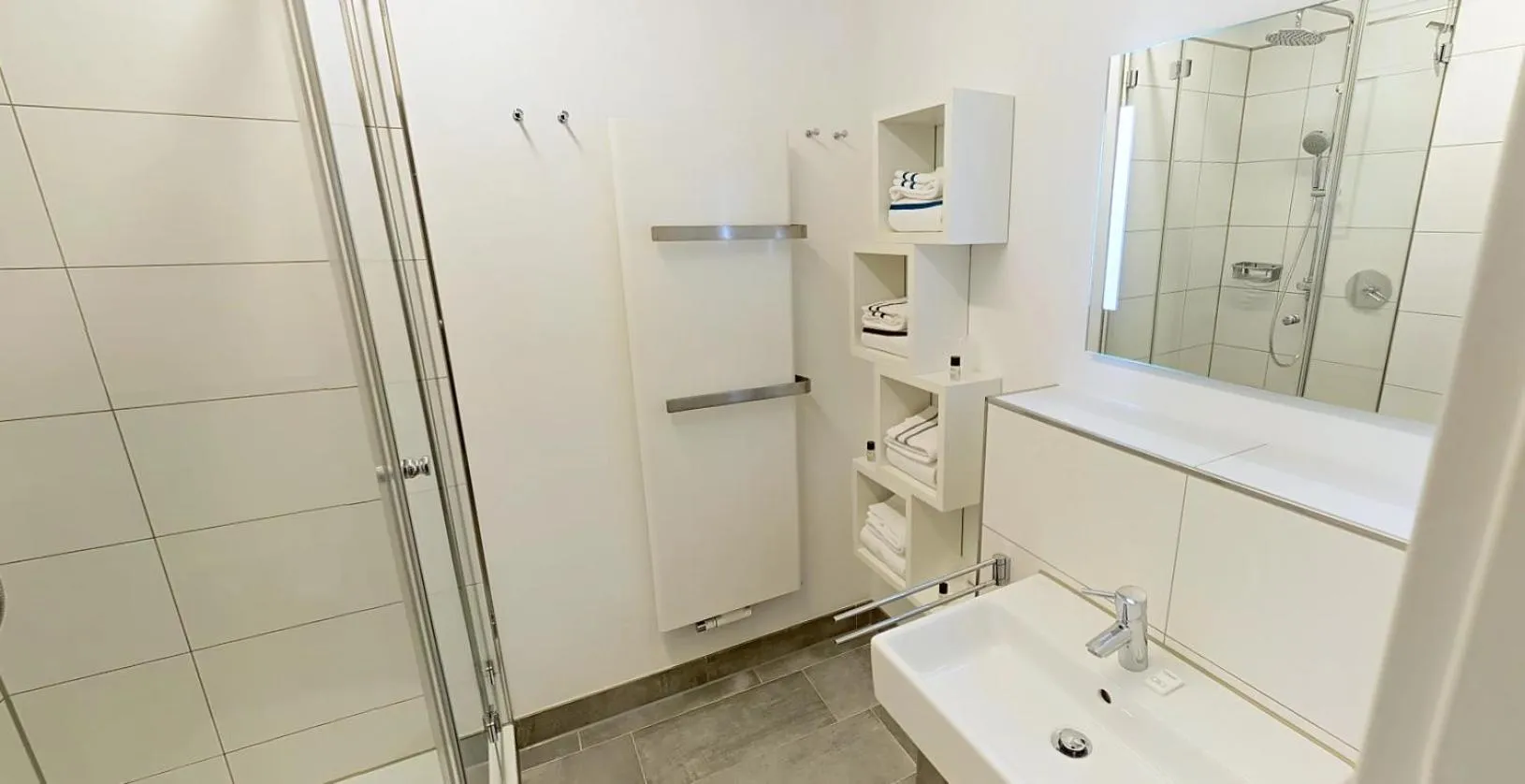 Bathroom in Boardinghouse Emden