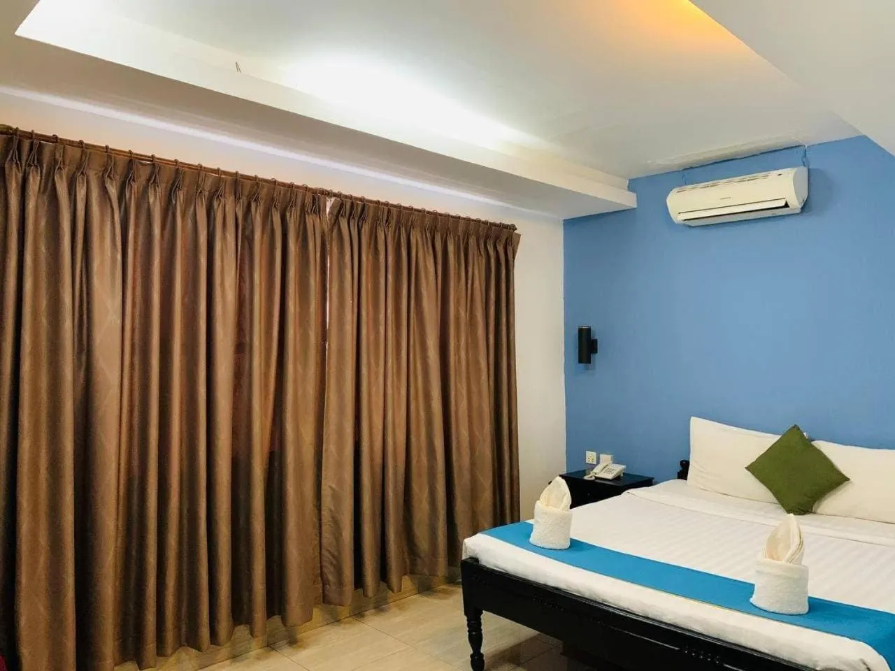 Bedroom, Bed in Best Central Point Hotel