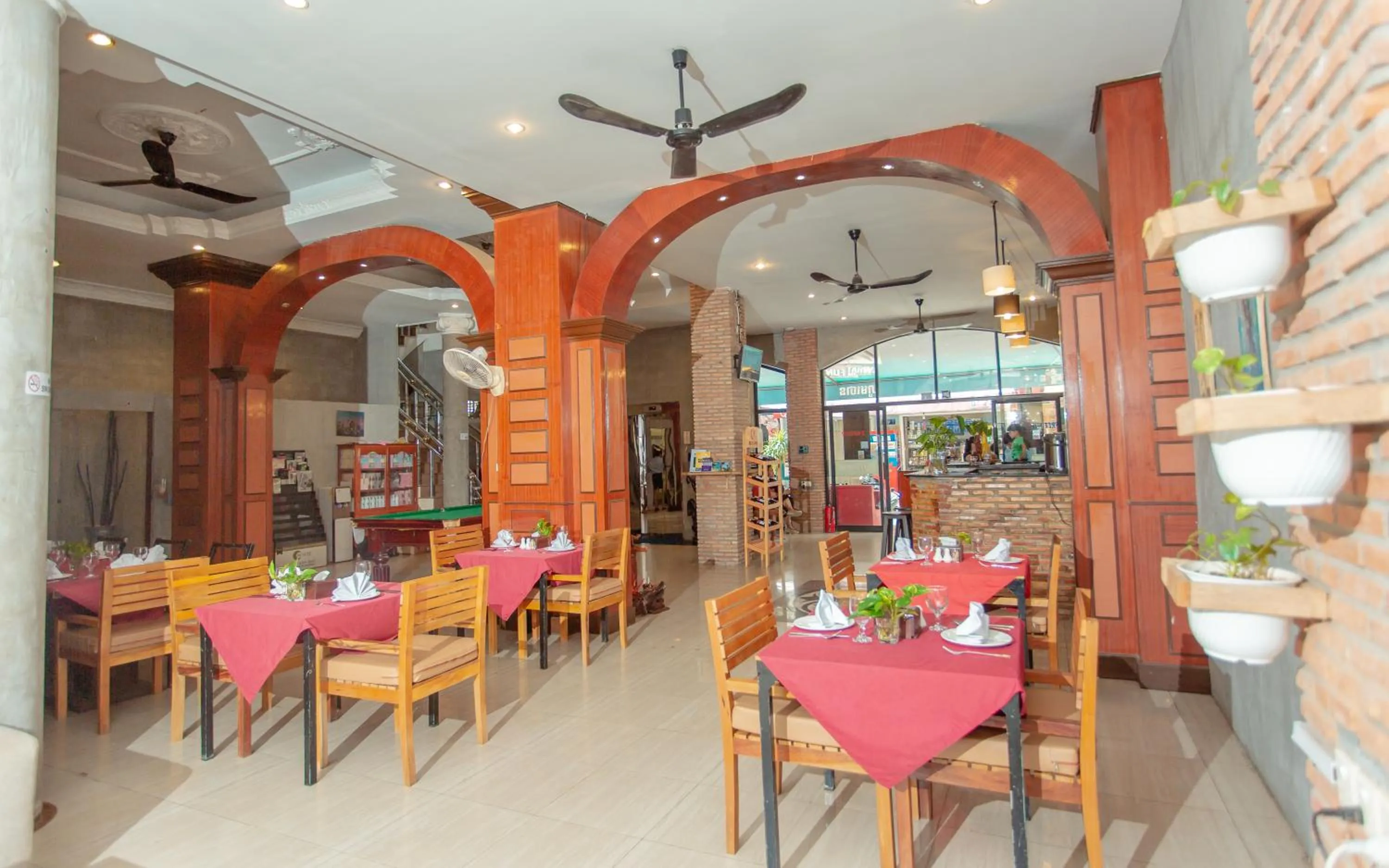 Restaurant/places to eat in Best Central Point Hotel