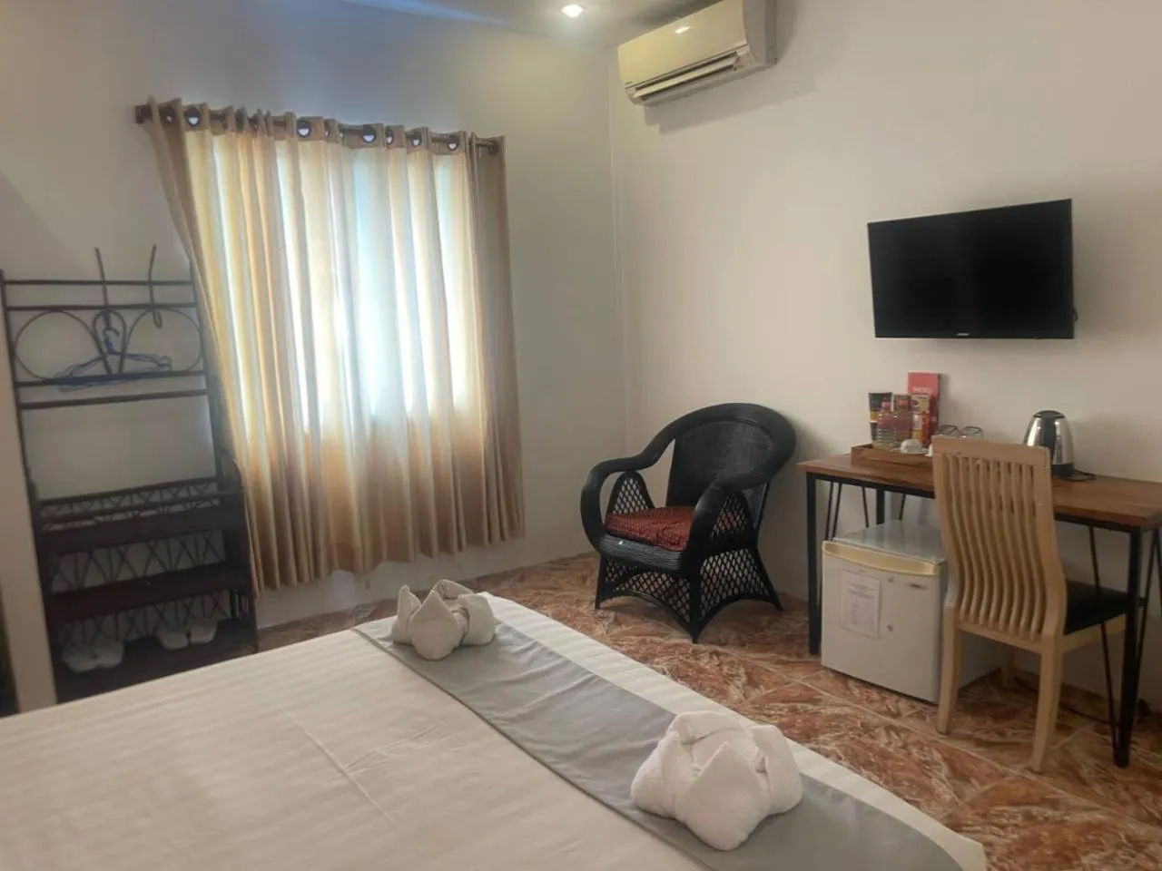 Bedroom, Bed in Best Central Point Hotel