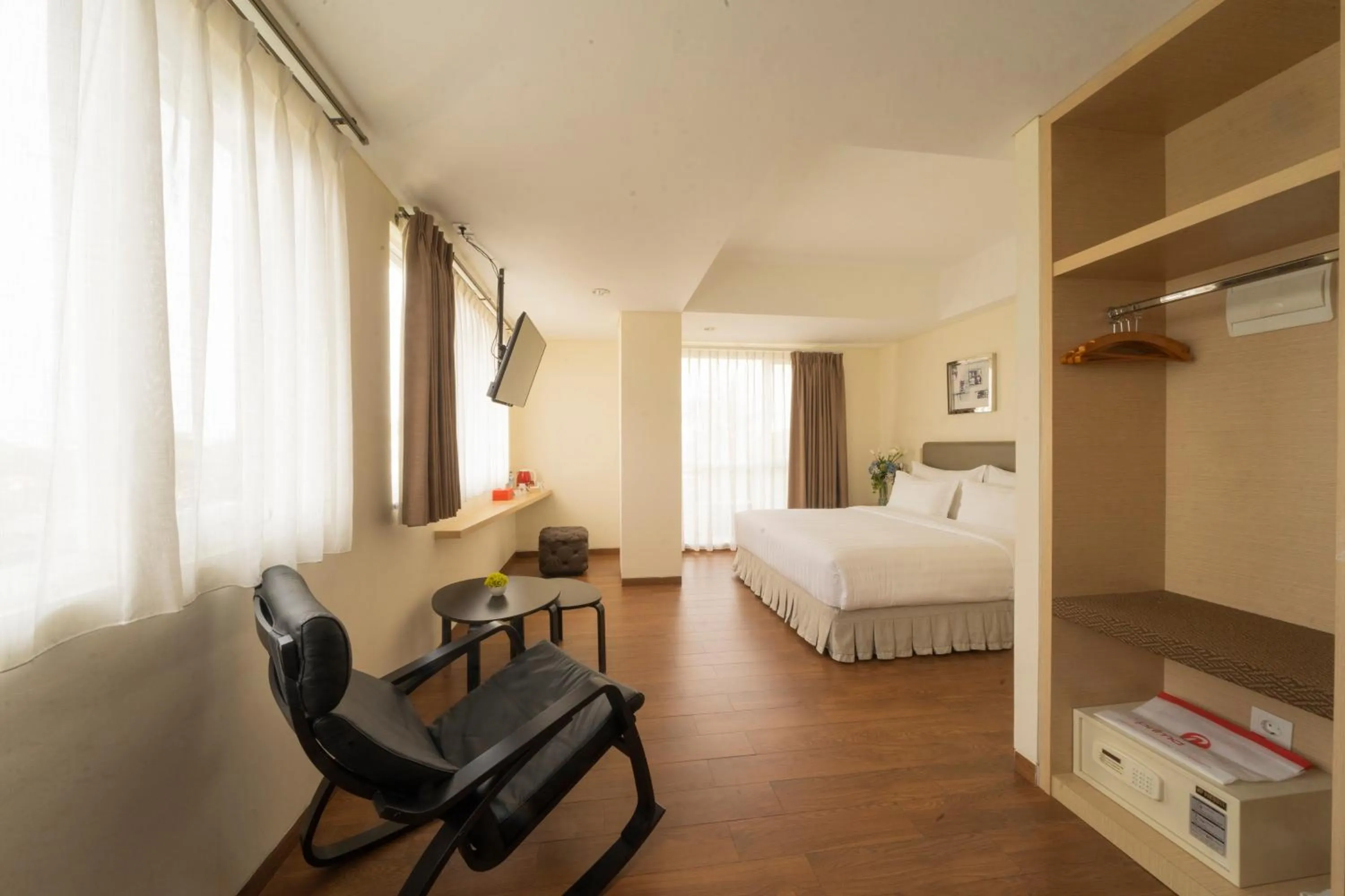 Photo of the whole room, Bed in d'primahotel Airport Jakarta 2