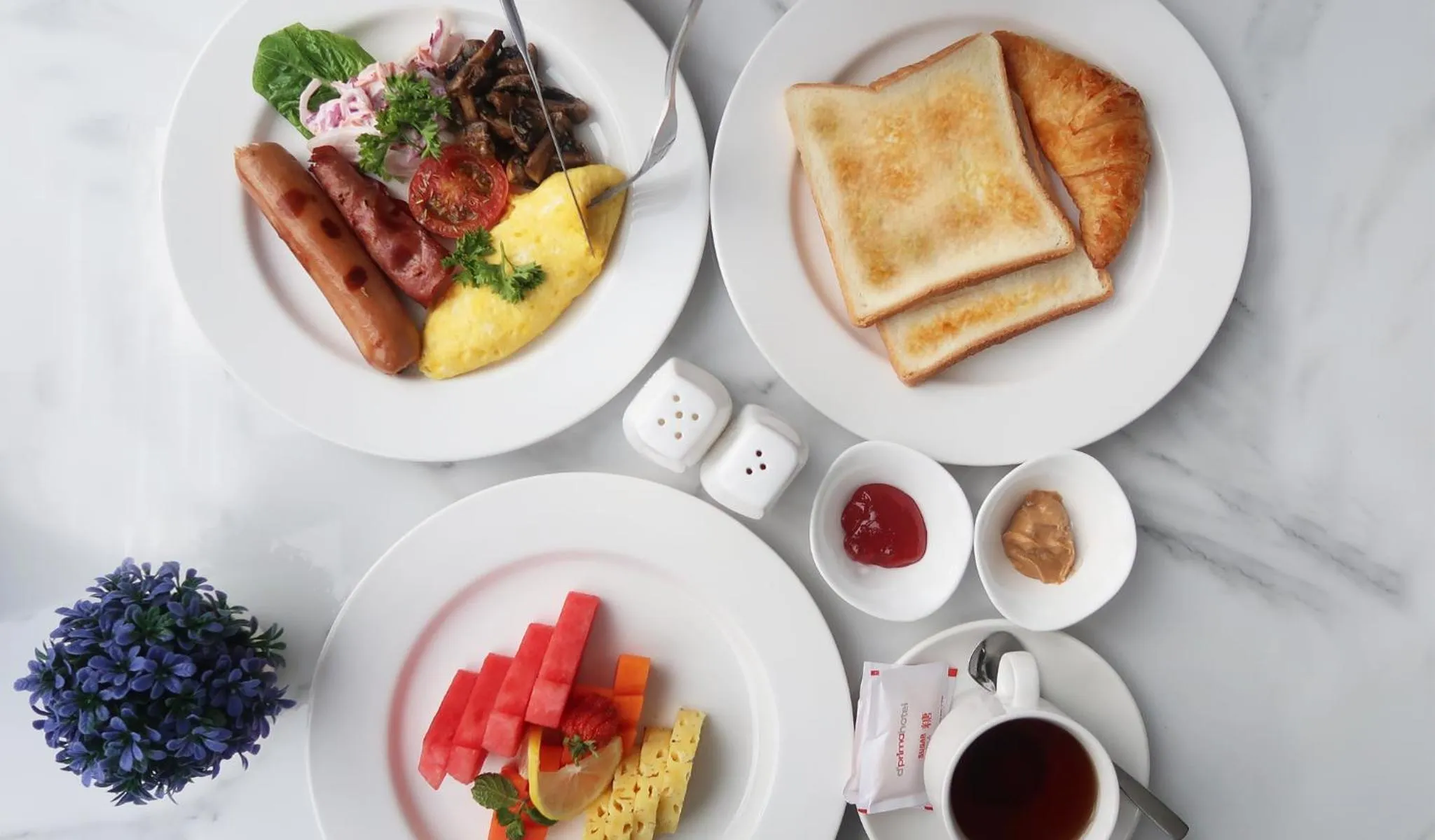 Breakfast in d'primahotel Airport Jakarta 2