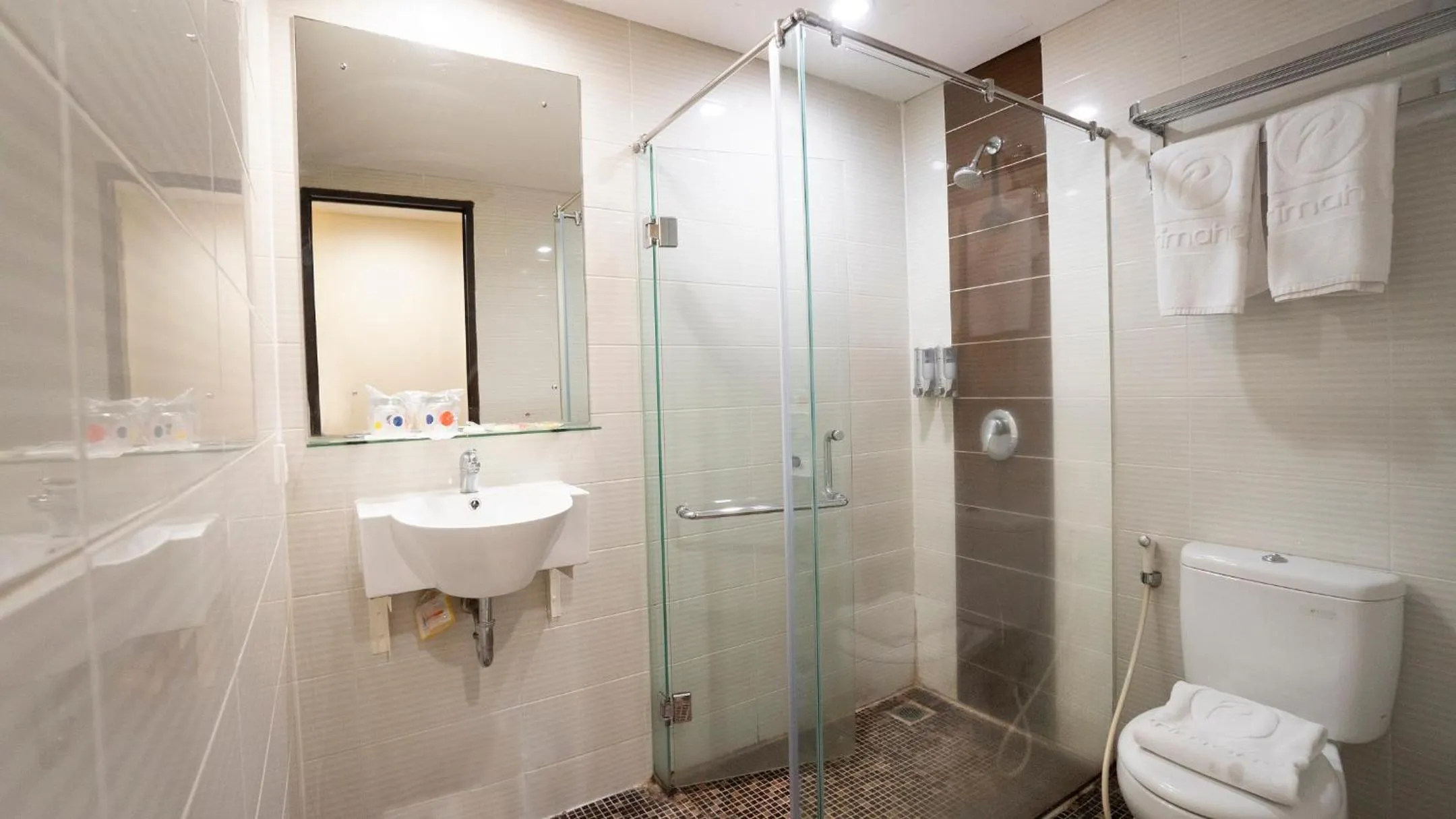 Bathroom in d'primahotel Airport Jakarta 2