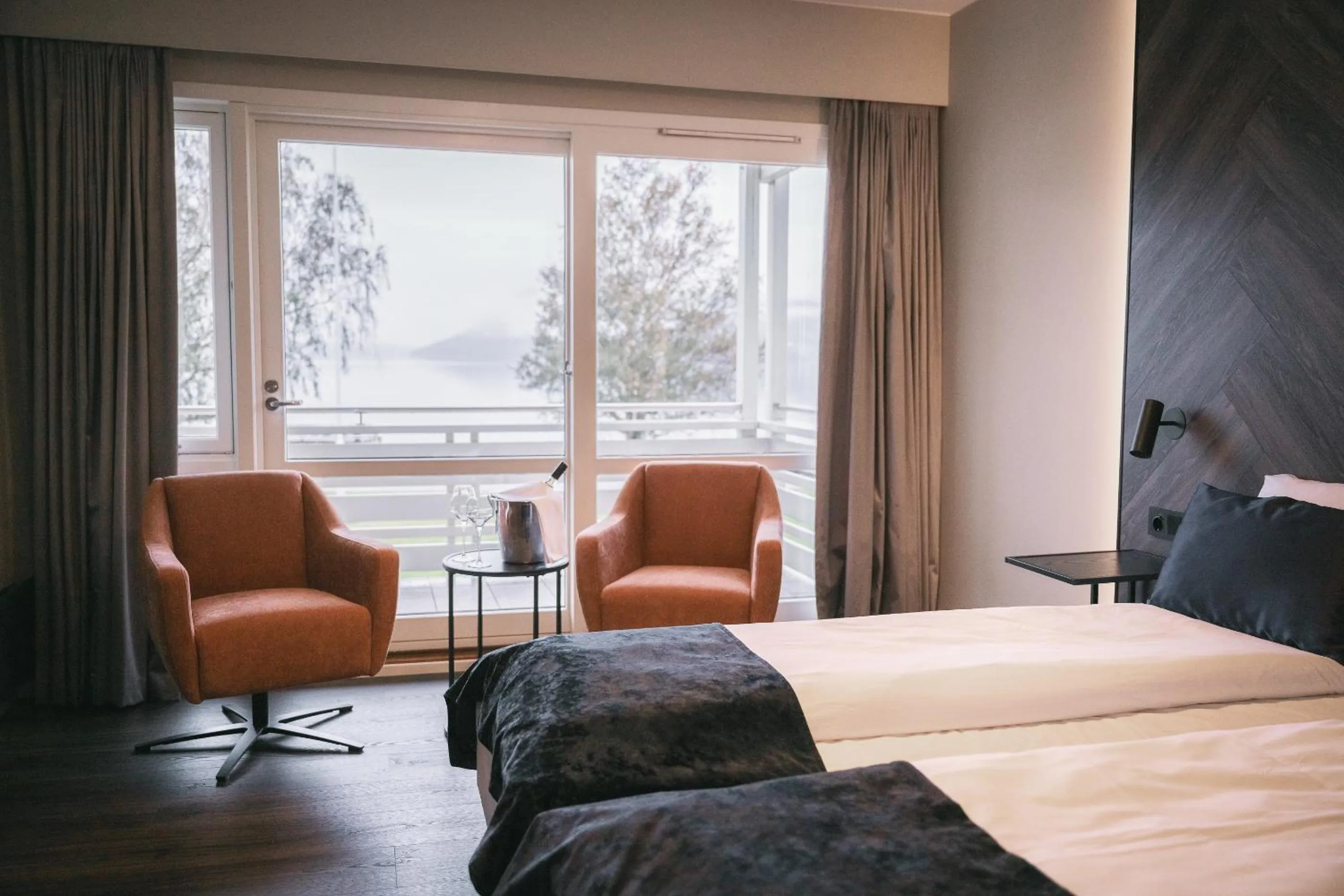 Seating area, Bed in Rosendal Fjordhotel