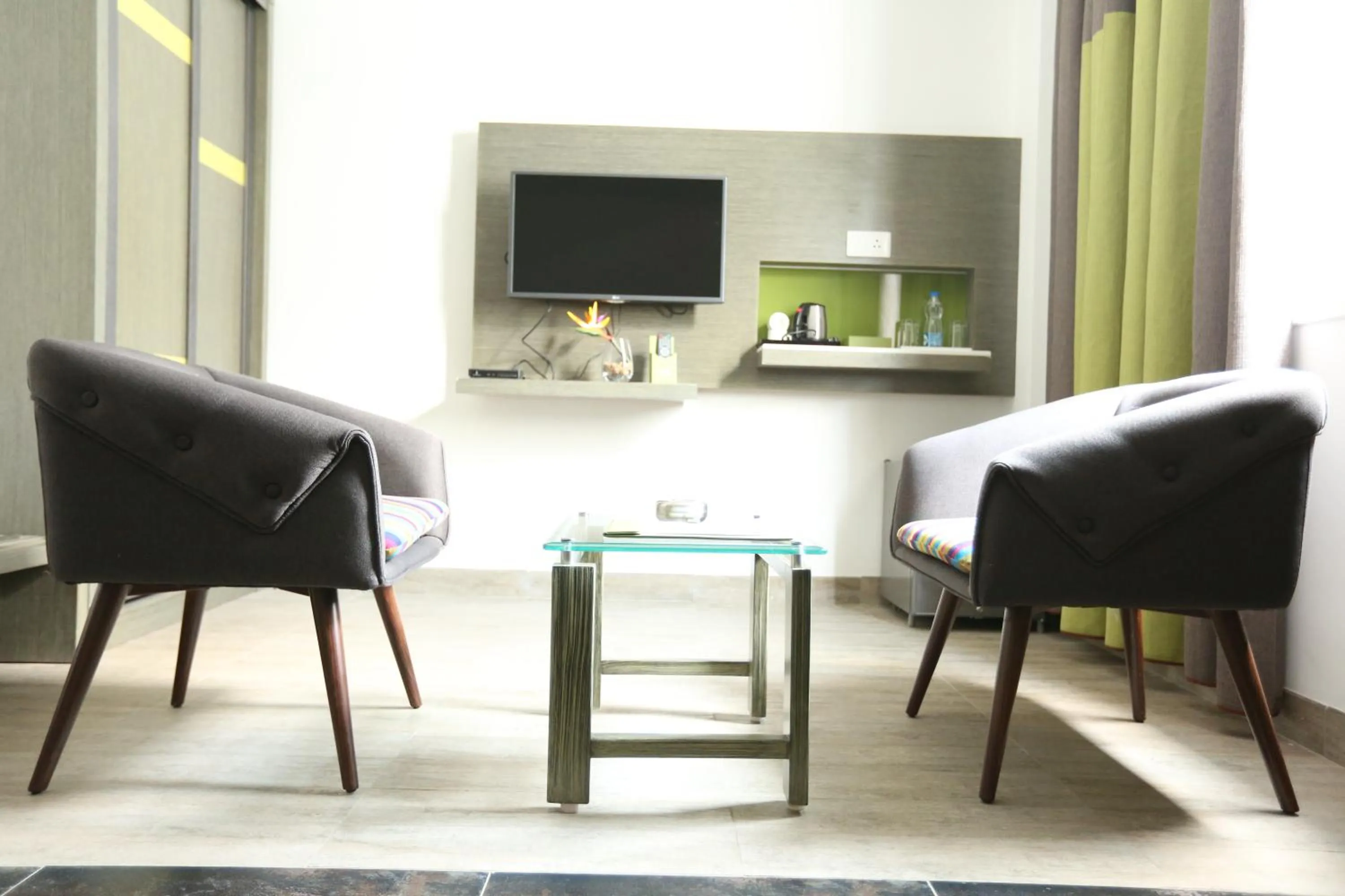 Communal lounge/ TV room in Hotel Jump In & Out