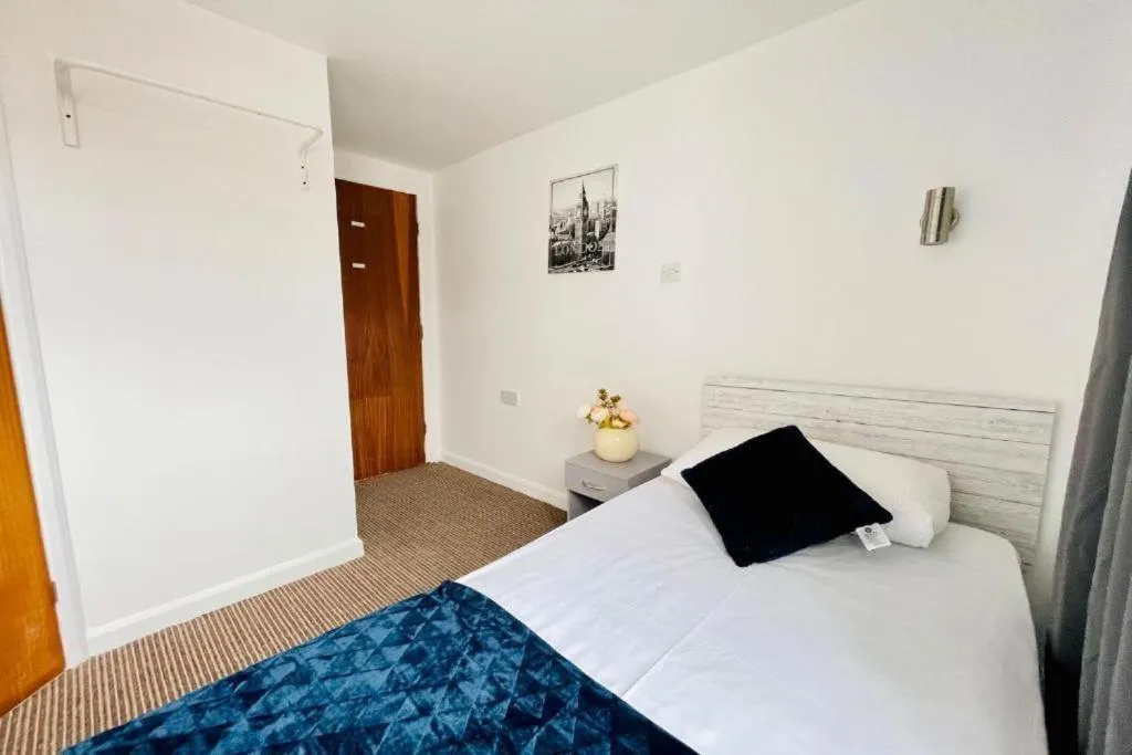 Bedroom, Bed in New Birchfield Hotel