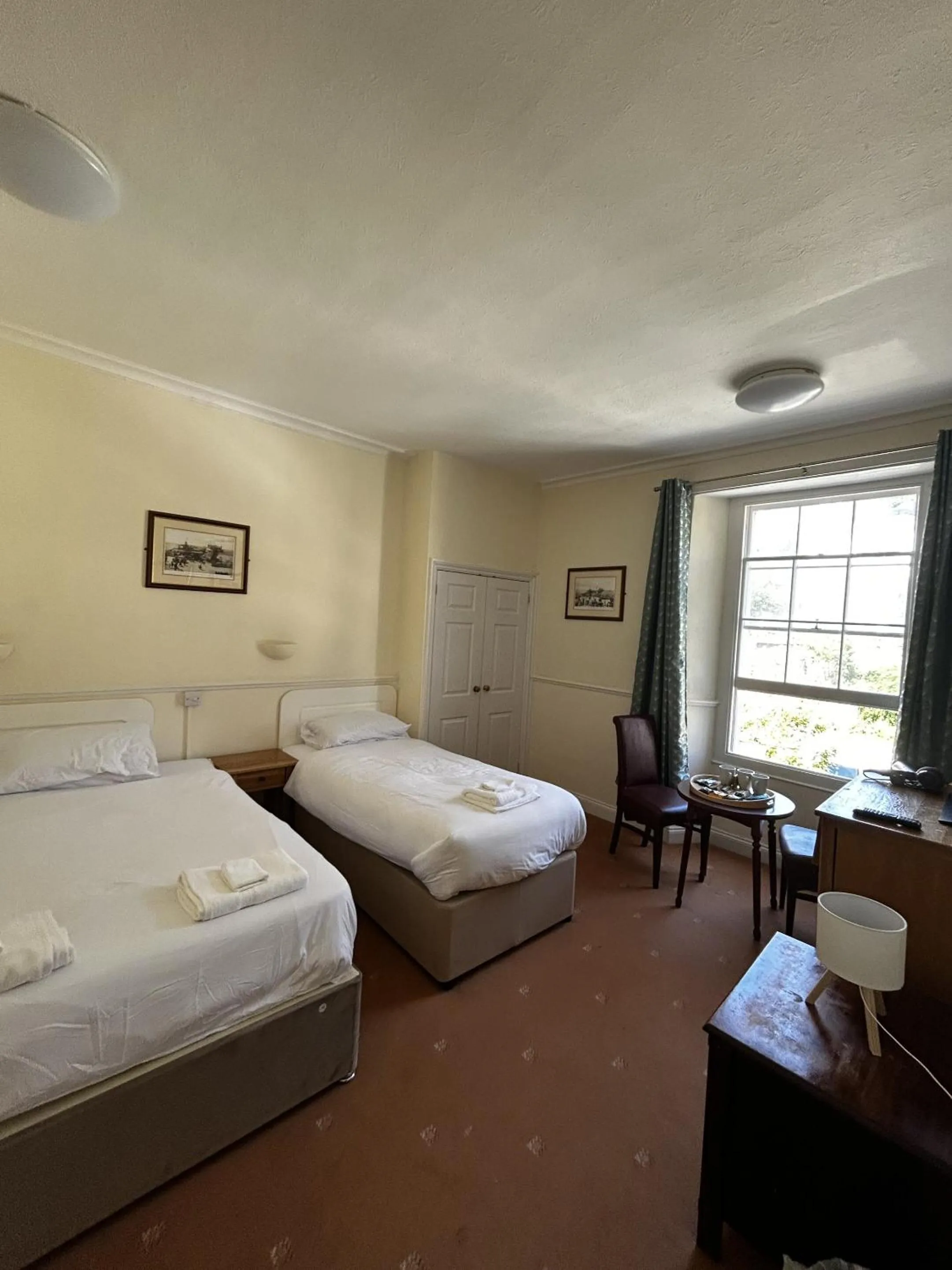 Bedroom, Bed in New Birchfield Hotel