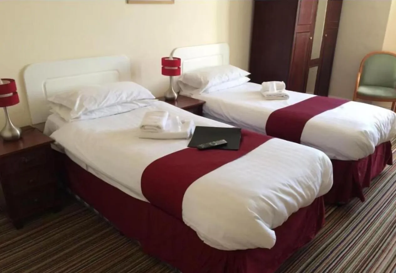 Bedroom, Bed in New Birchfield Hotel