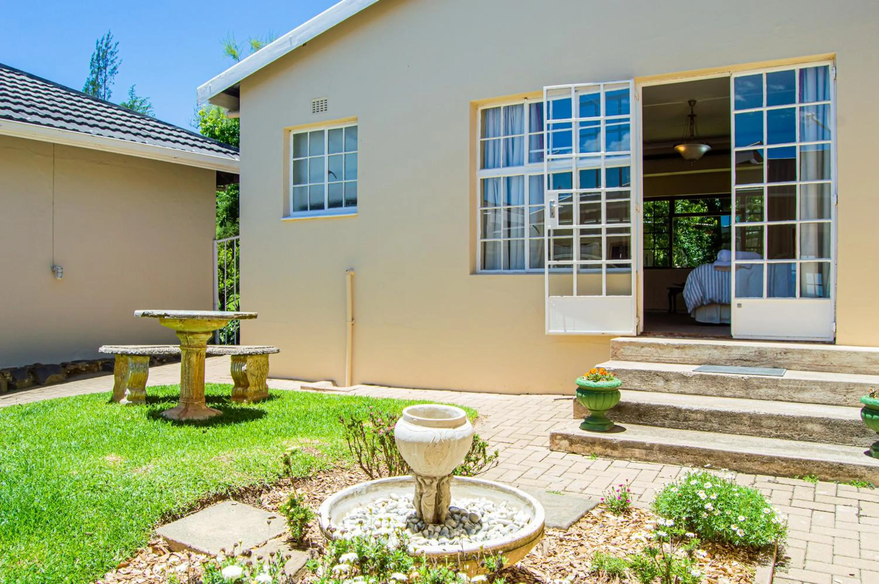 Inner courtyard view in Dunroamin Bed and Breakfast