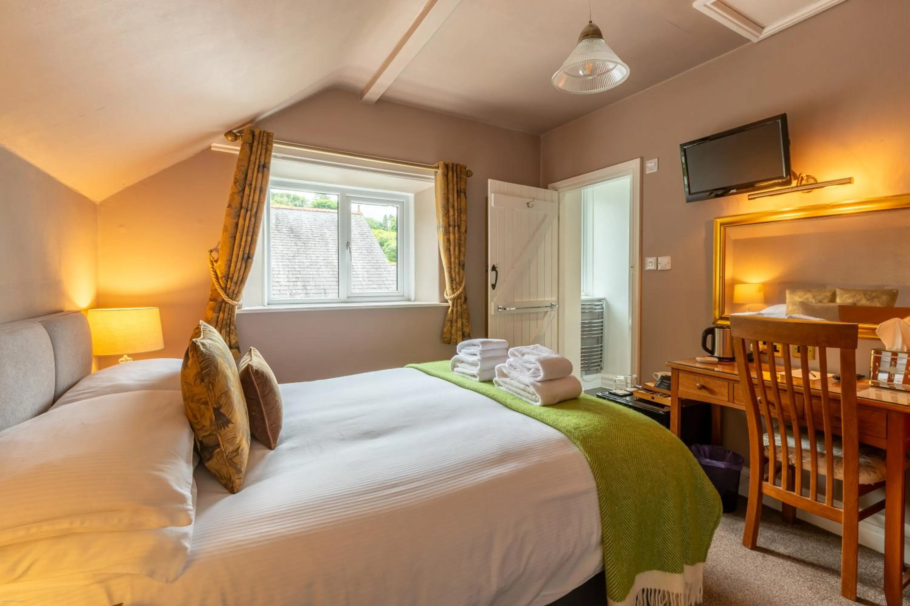 Bedroom, Bed in Oakfold House