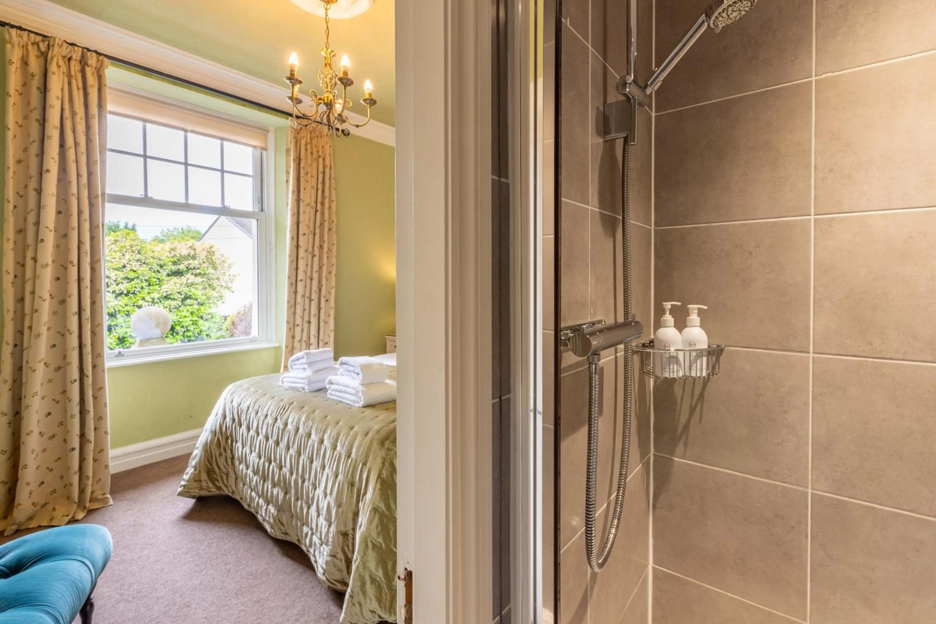 Bathroom, Bed in Oakfold House