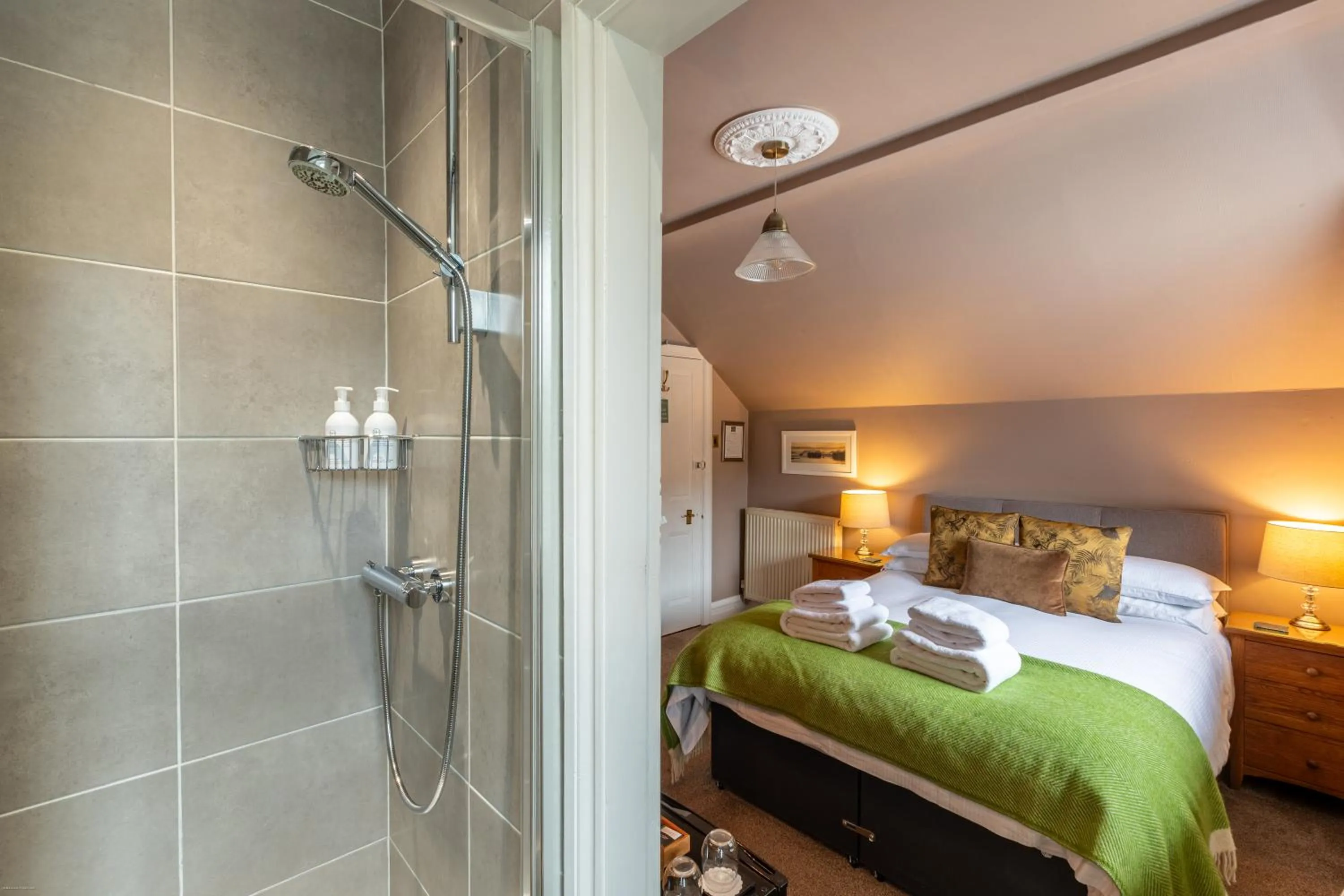 Shower, Bed in Oakfold House