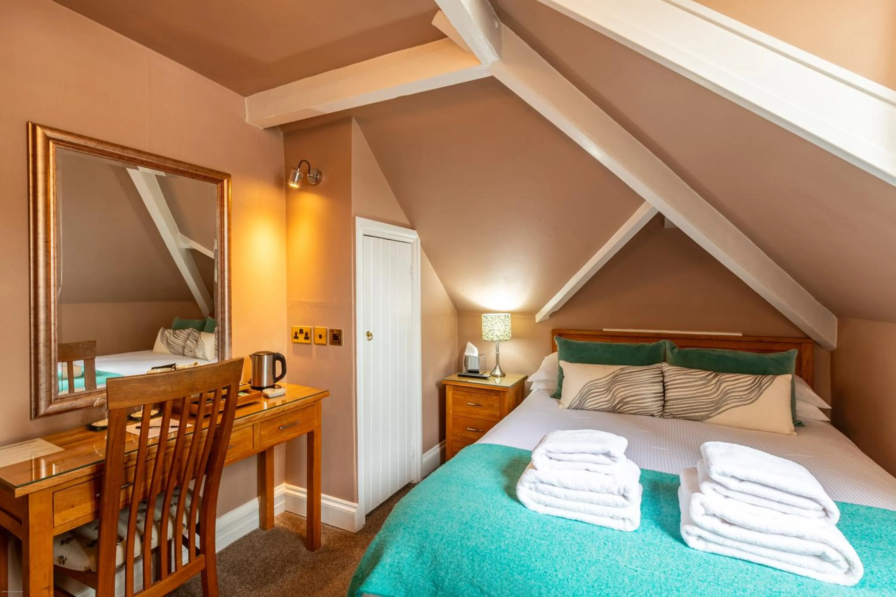 Bedroom, Bed in Oakfold House