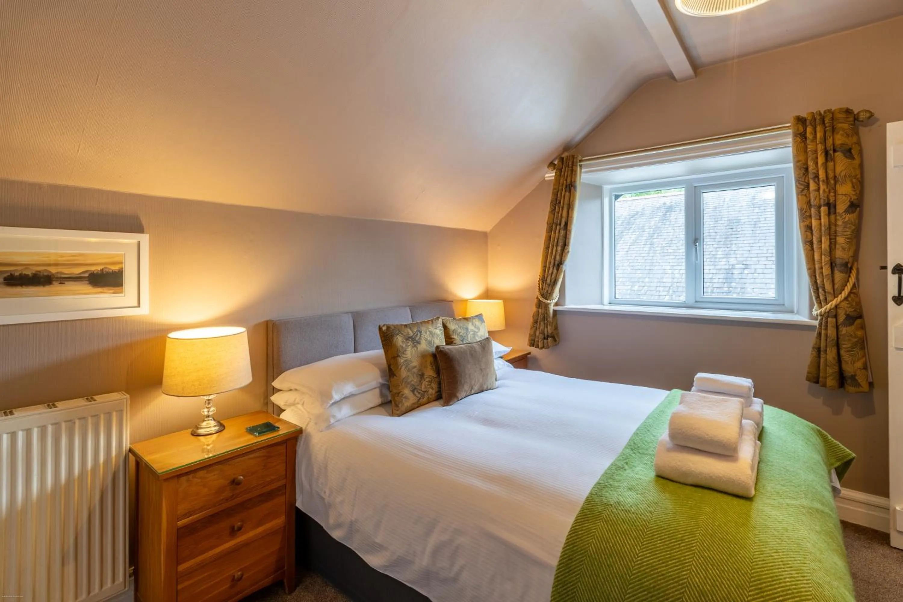 Bedroom, Bed in Oakfold House