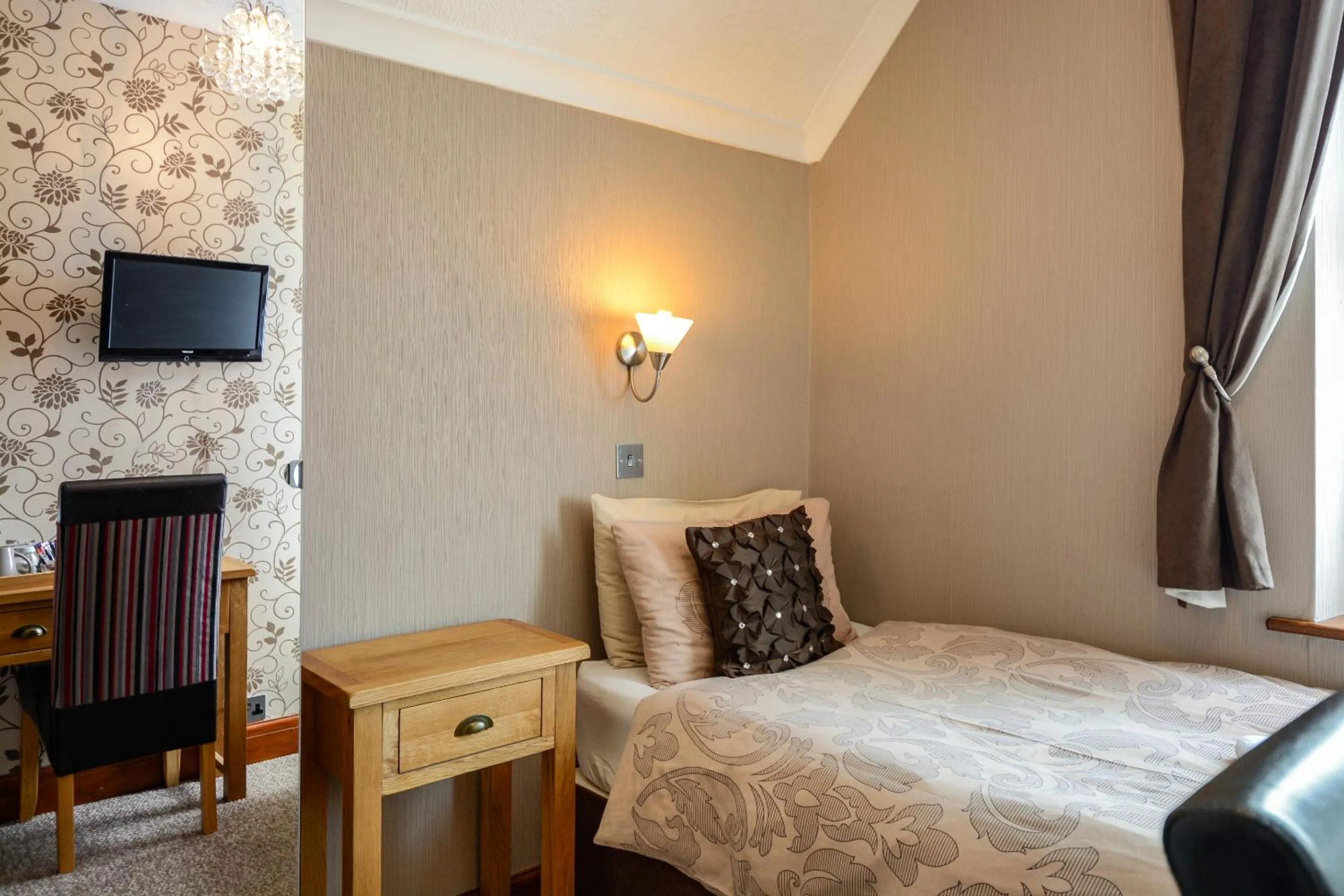 Bedroom, Bed in Tanes Hotel